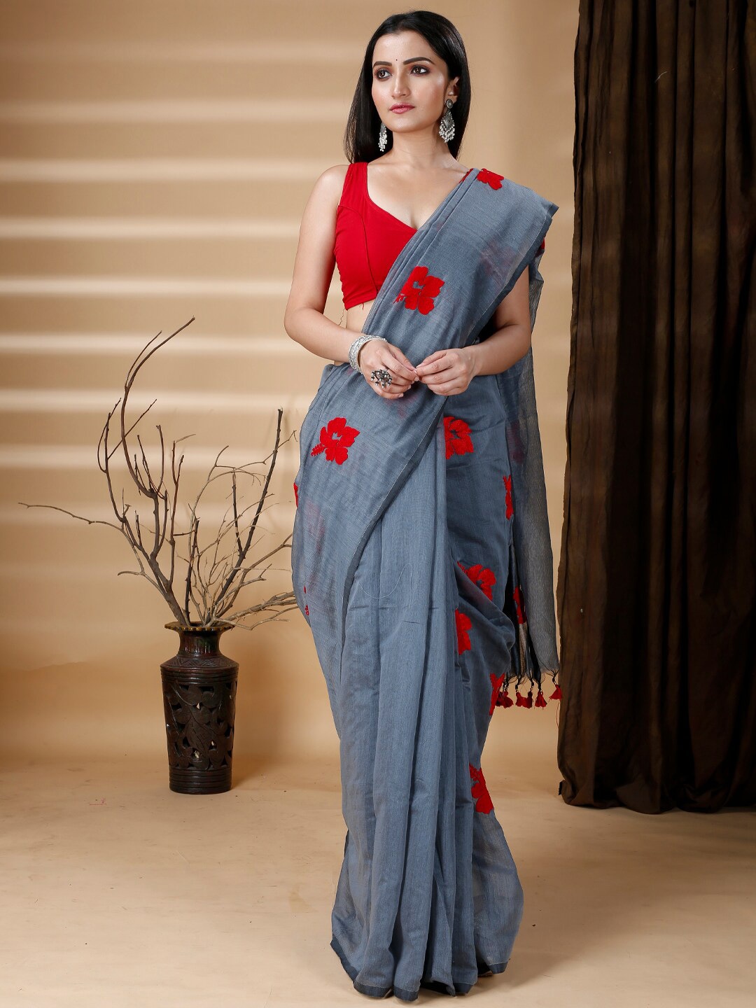

Ruuprekha Floral Embroidered Khadi Saree, Grey