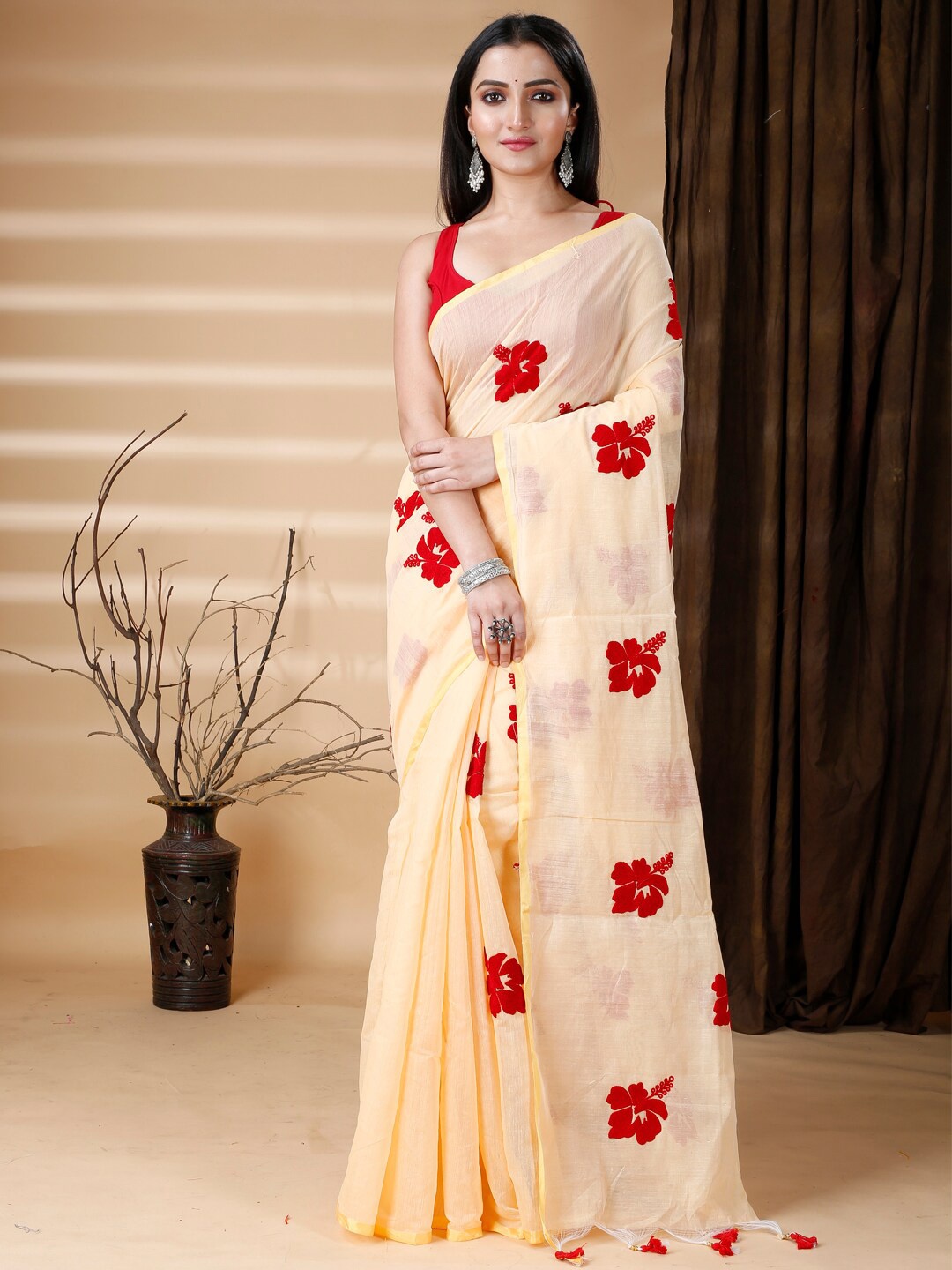 

Ruuprekha Floral Embroidered Khadi Saree, Cream