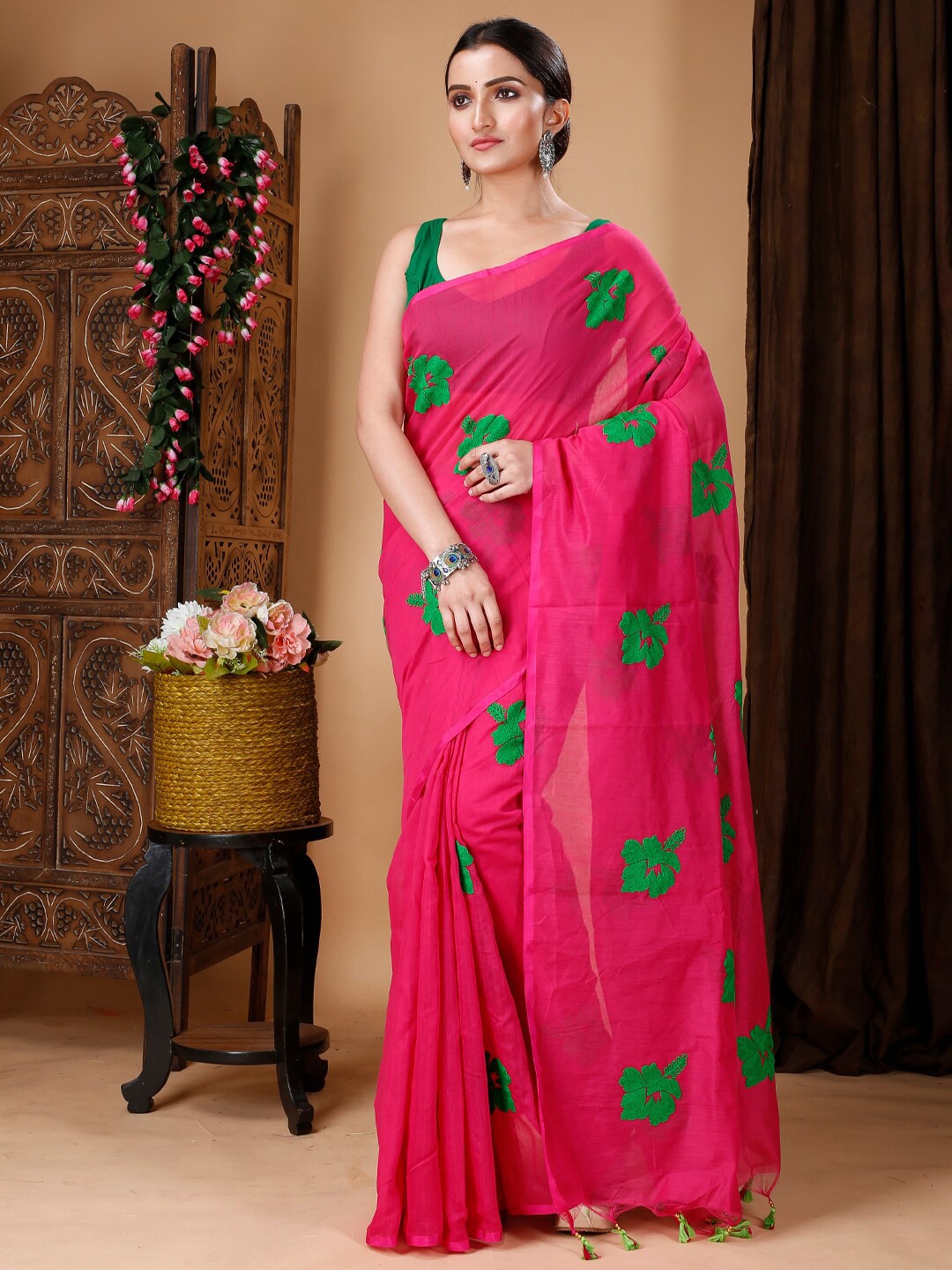 

Ruuprekha Floral Embroidered Khadi Saree, Pink