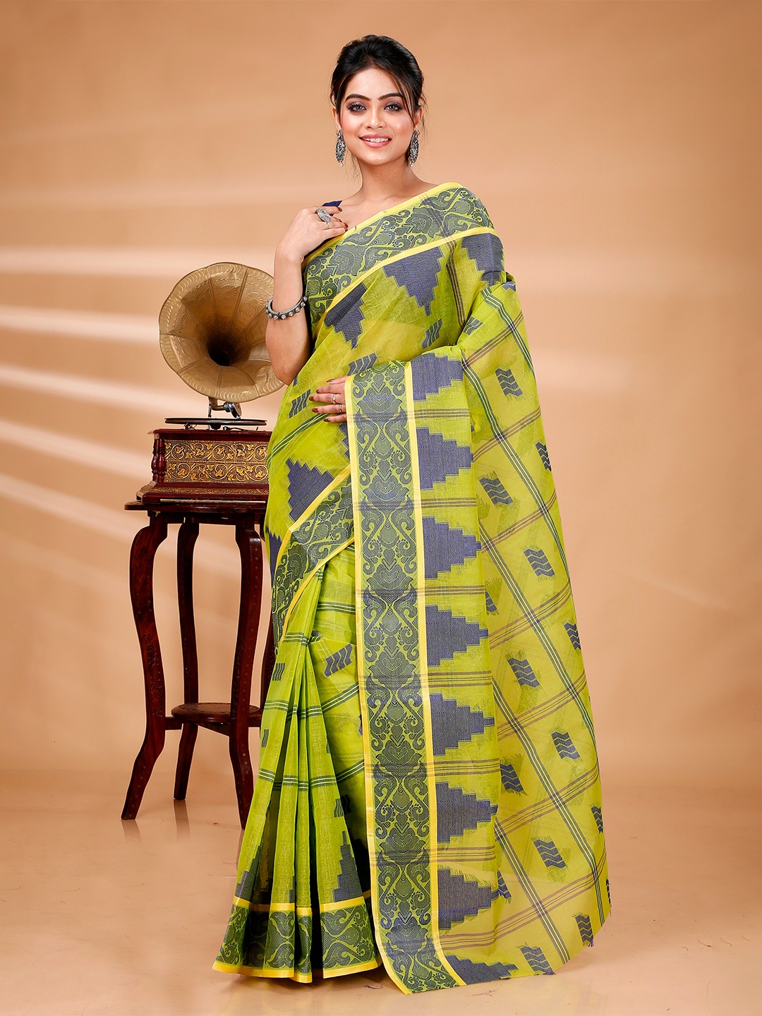 

DipDiya Ethnic Woven Design Pure Cotton Taant Saree, Green