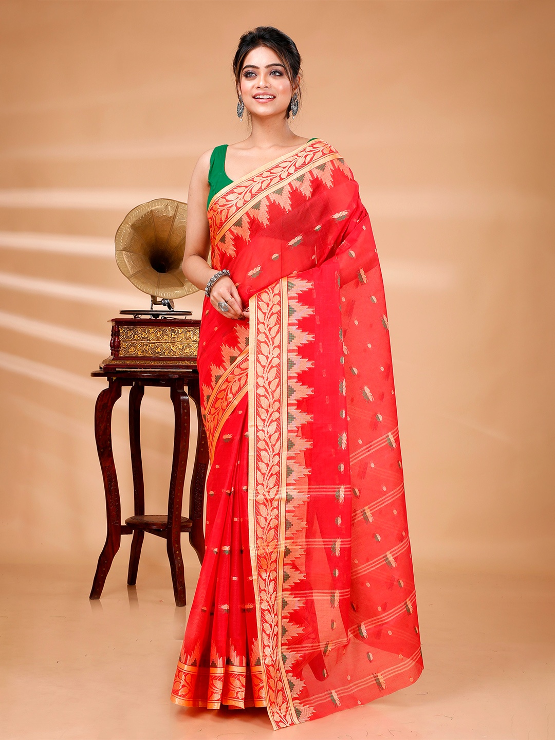 

DipDiya Geometric Woven Design Pure Cotton Zari Saree, Red
