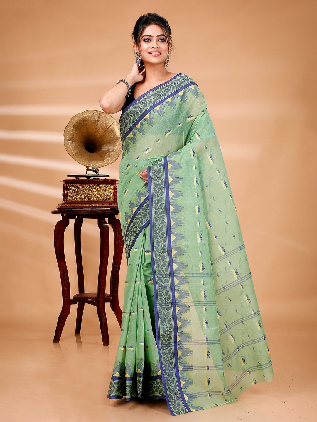 

DipDiya Geometric Woven Design Pure Cotton Zari Saree, Green