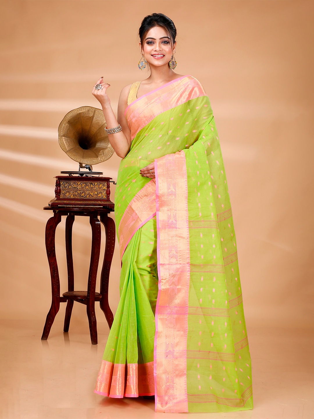 

DipDiya Ethnic Motif Woven Design Pure Cotton Taant Zari Saree, Green