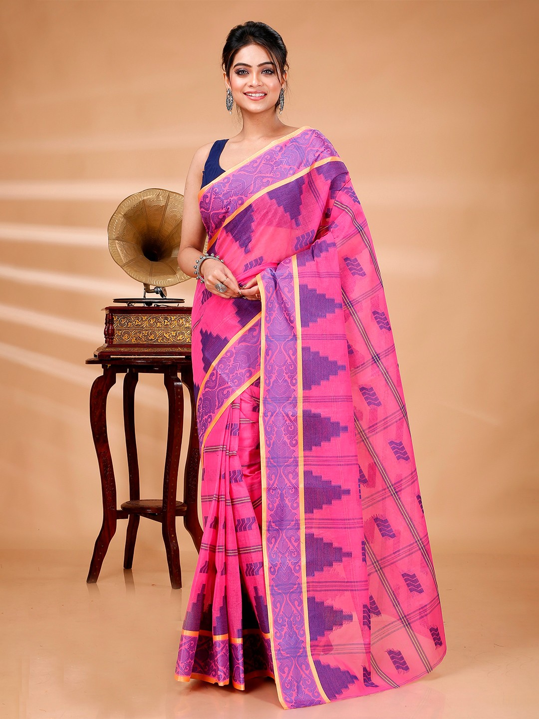 

DipDiya Geometric Woven Design Pure Cotton Taant Zari Saree, Pink