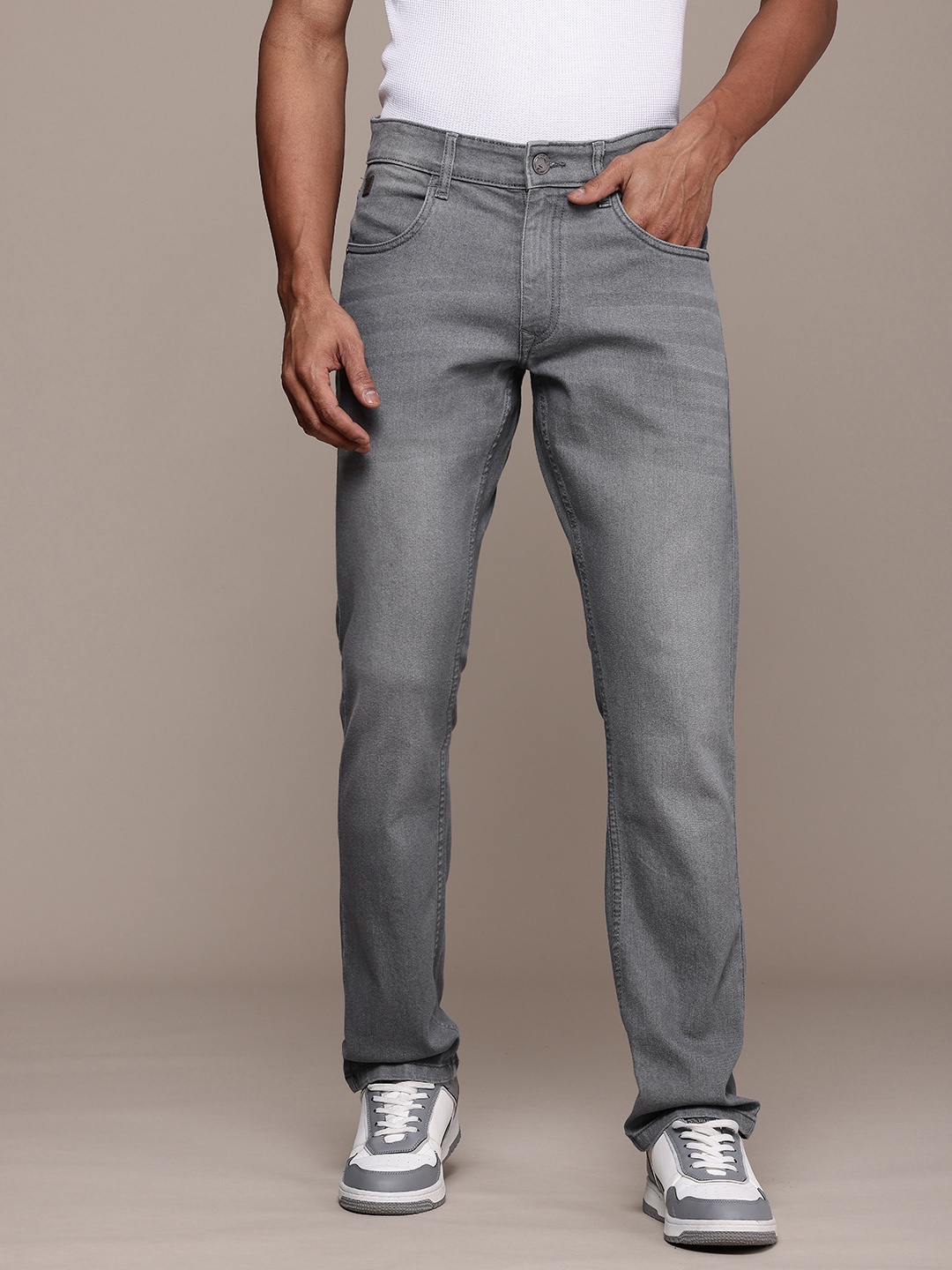 

WROGN Straight Fit Light Fade Stretchable Jeans, Grey
