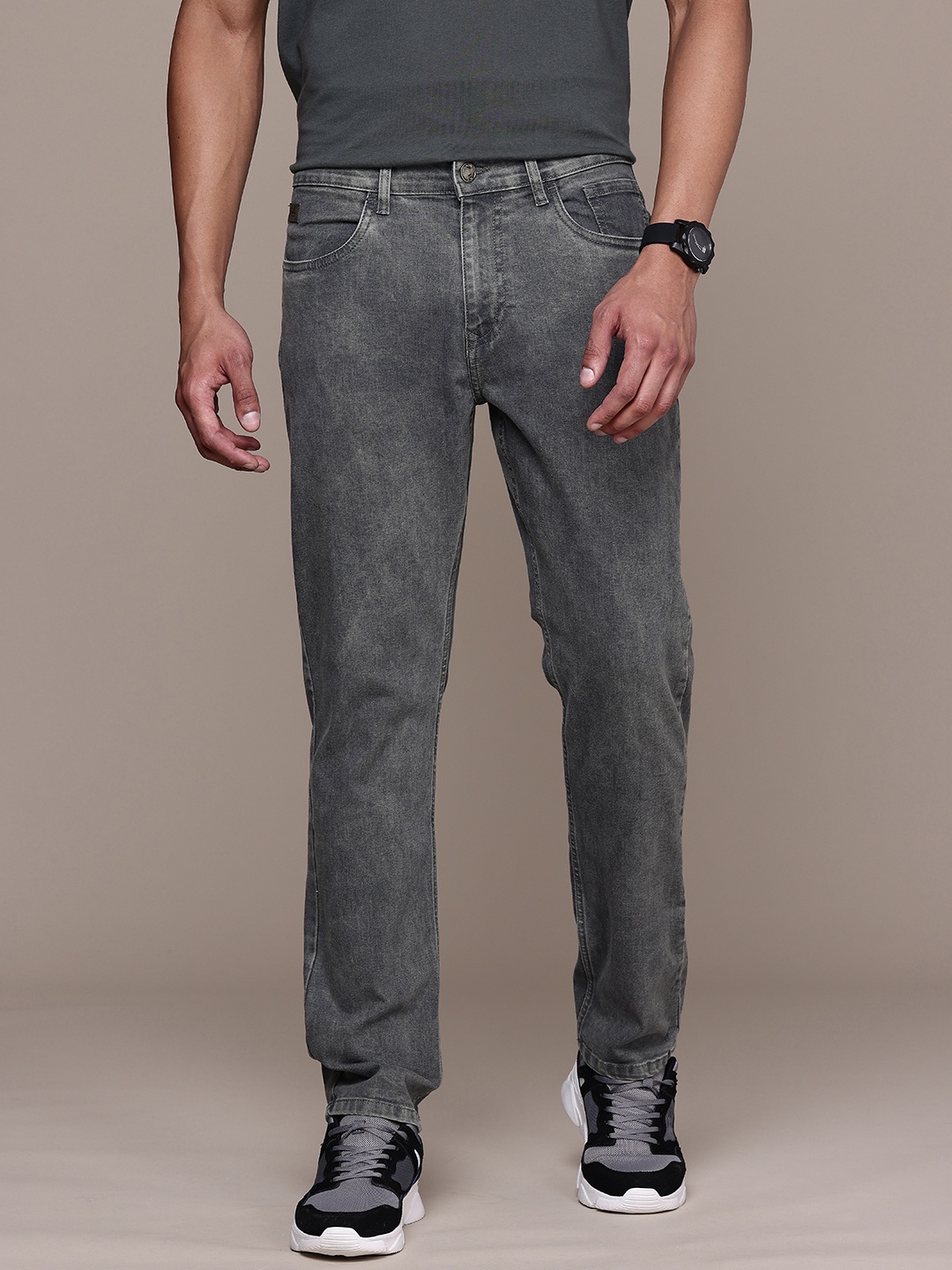 

WROGN Men Relaxed Fit Light Fade Stretchable Jeans, Grey