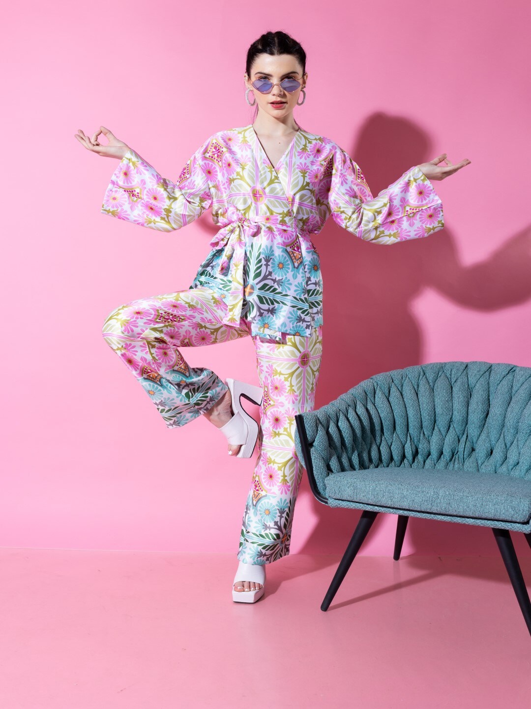 

Stylecast X Hersheinbox Pink Floral Printed Top With Trouser Co-Ords
