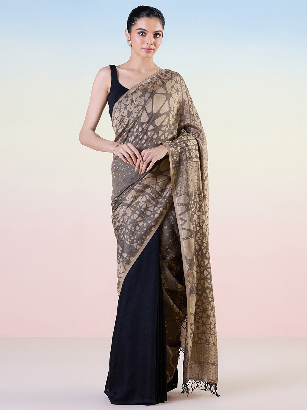 

navyasa by liva Beige & Brown Abstract Printed Liva Saree