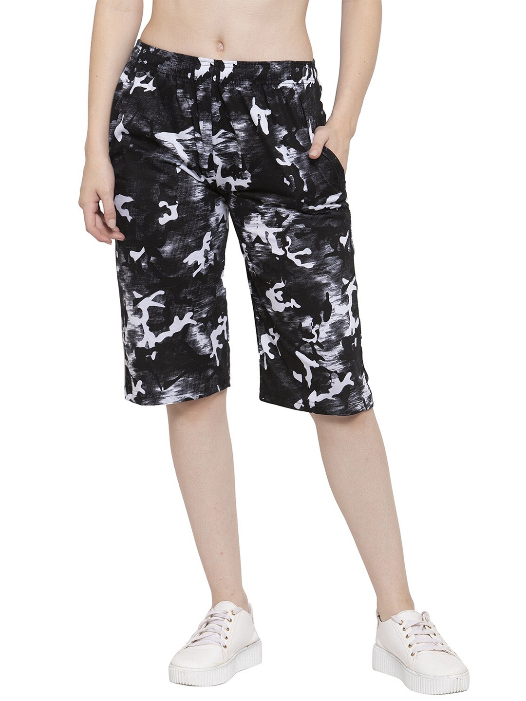 

UZARUS Women Mid-Rise Printed Cotton Capris, Black