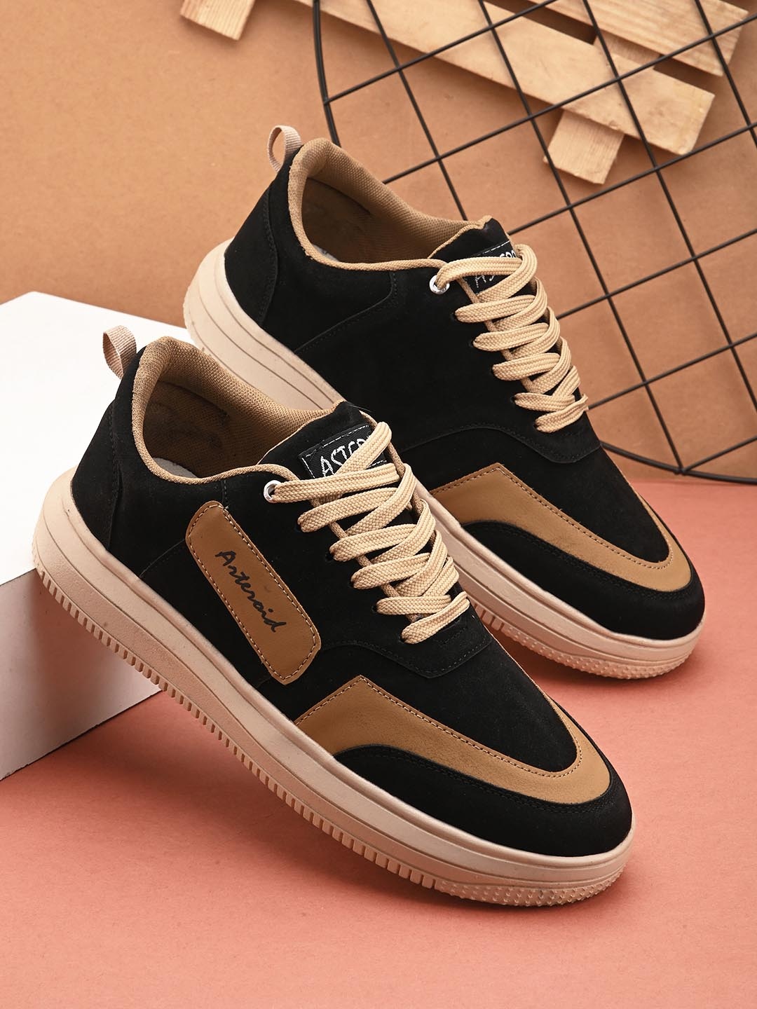 

ASTEROID Men Colourblocked Lightweight Lace Up Sneakers, Black