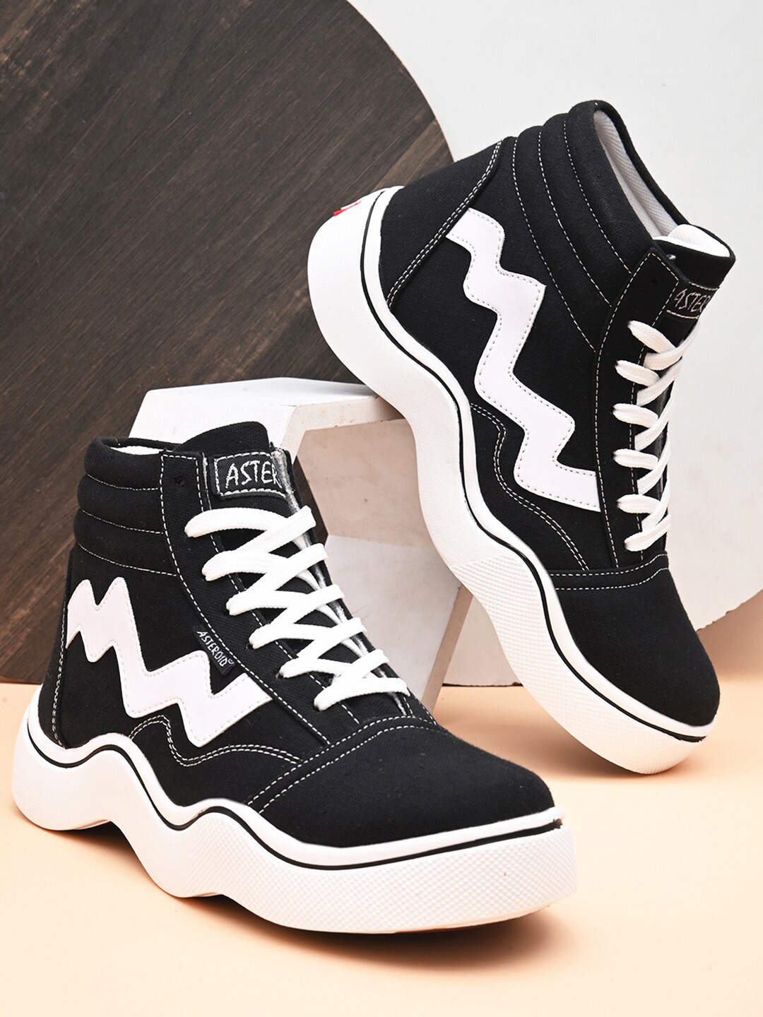 

ASTEROID Men Colourblocked Lightweight High-Top Sneakers, Black