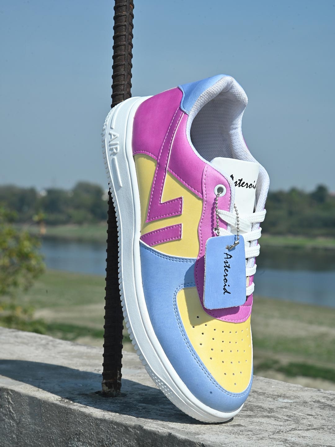 

ASTEROID Men Colourblocked Round Toe Lightweight Sneakers, White
