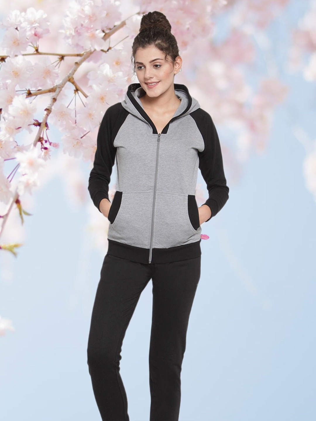 

WILD WEST Colourblocked Hooded Fleece Cotton Sweatshirt With Track Pants, Grey