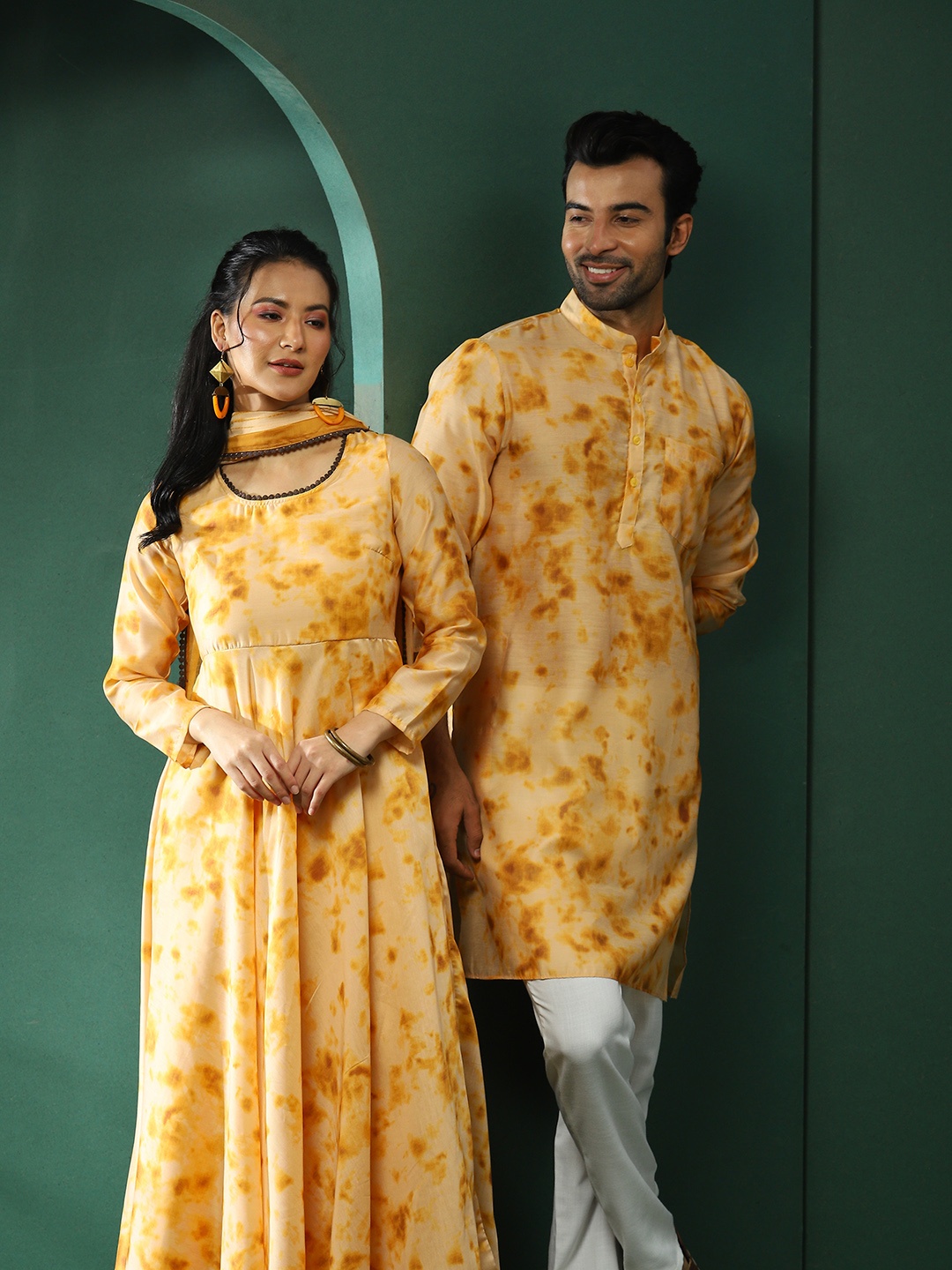 

AKSTie & Dye Printed Mandarin Collar Long Sleeves Chanderi Silk Straight Kurta, Beige