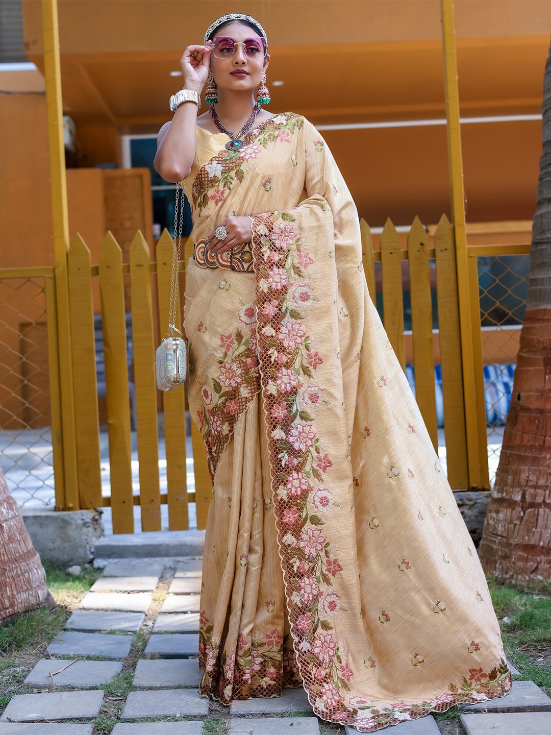 

LeeliPeeri Designer Floral Embroidered Saree, Cream