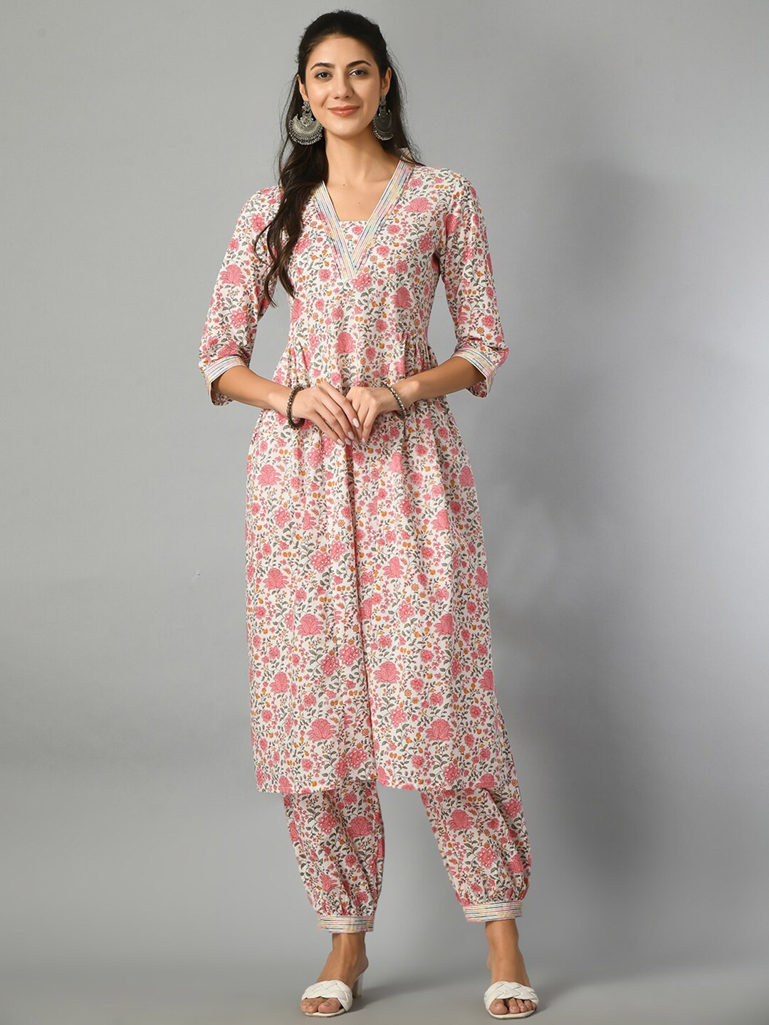 

DOISA V-neck three-quarter sleeves Floral Printed Regular Pure Cotton Kurta with Trousers, White
