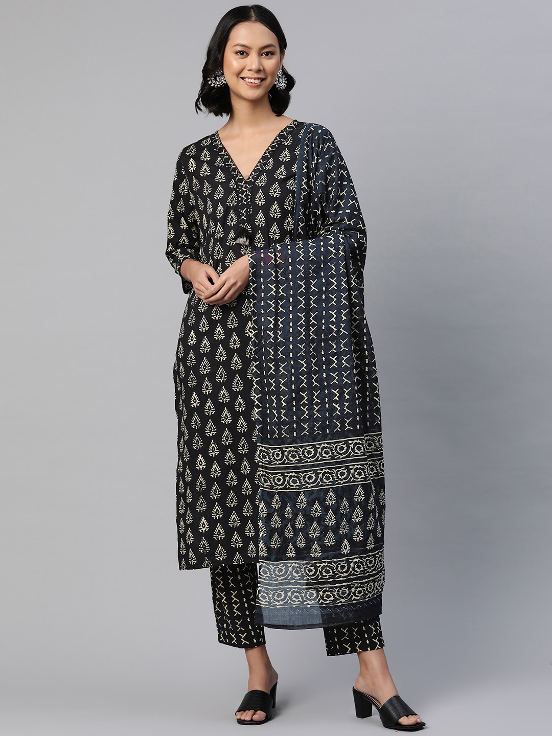 

Readiprint Fashions Women Ethnic Motifs Printed Regular Sequinned Pure Cotton Kurta Set, Black
