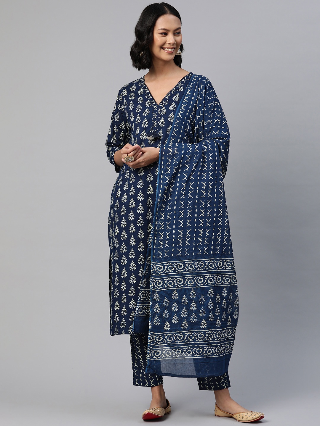 

Readiprint Fashions Women Ethnic Motifs Printed Sequinned Cotton Kurta Set, Navy blue