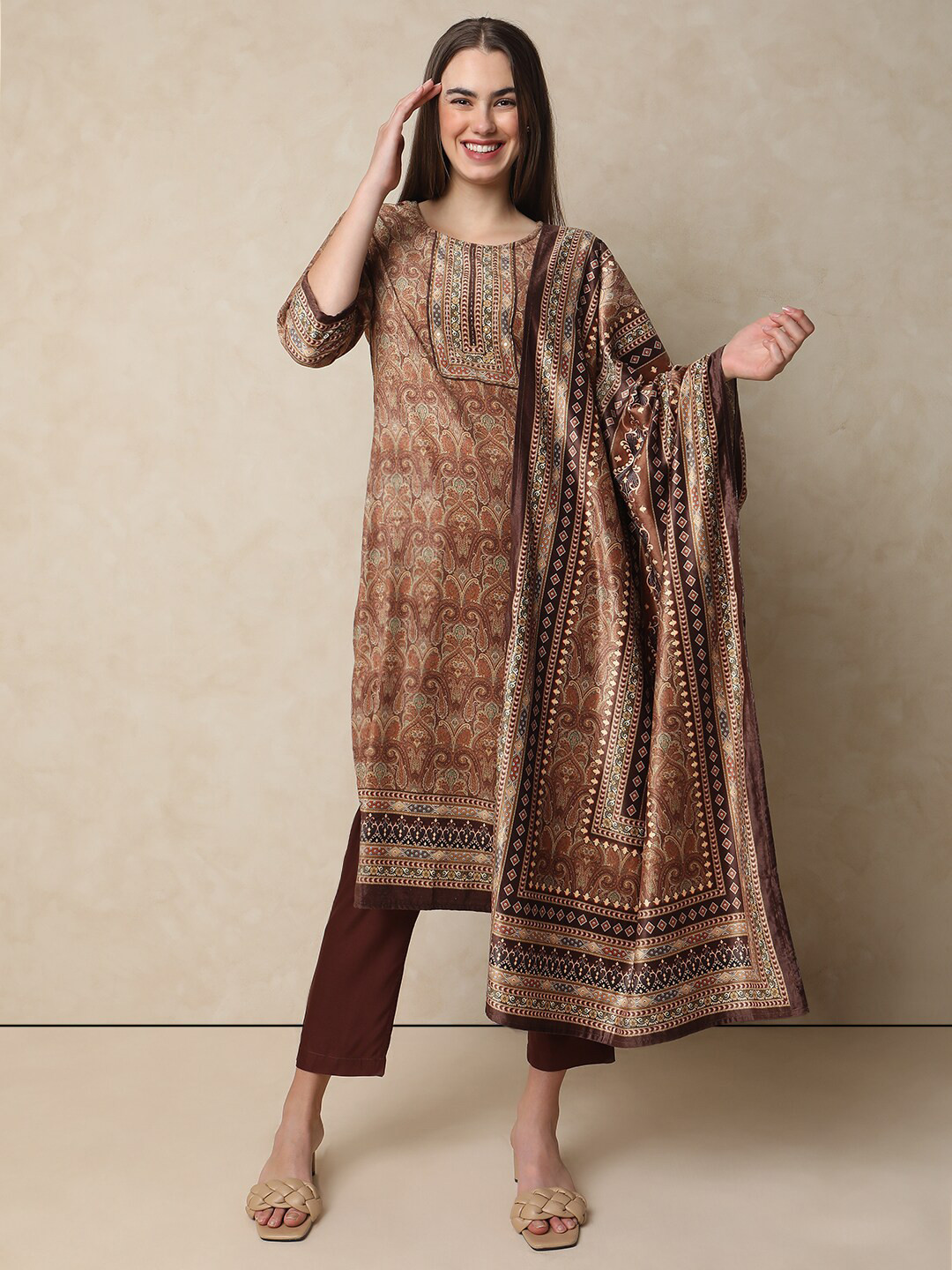 

Indifusion Paisley Printed Regular Velvet Kurta with Trousers & With Dupatta, Gold