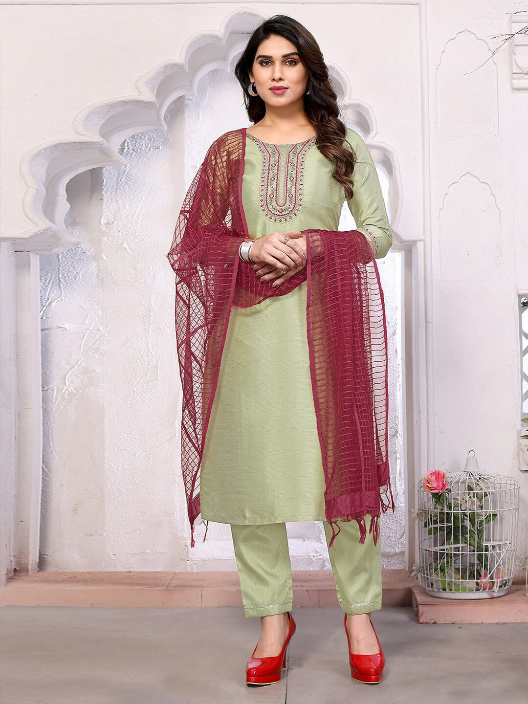 

SKYLEE Green Floral Yoke Design Thread Work Kurta & Trousers With Dupatta