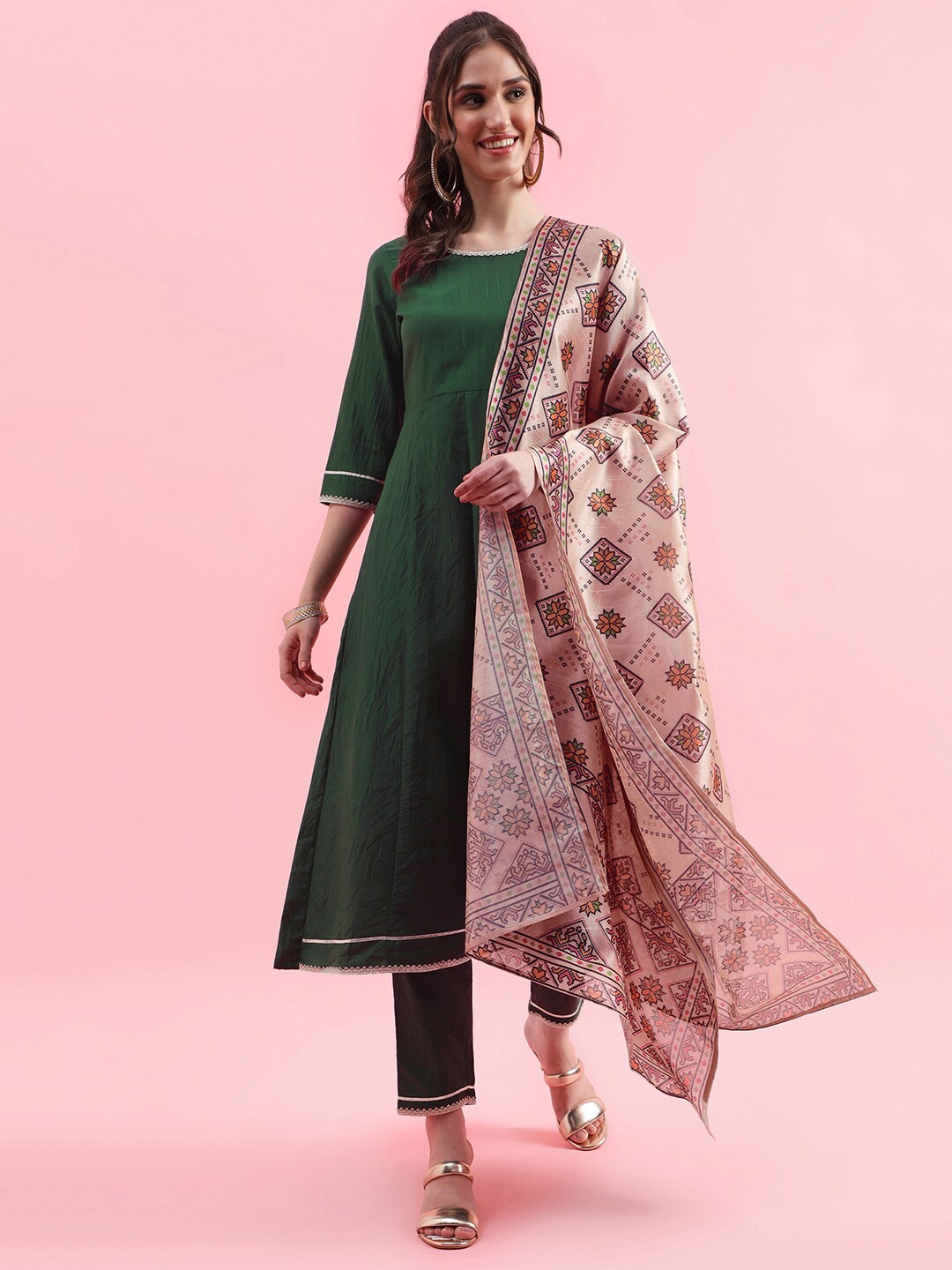 

SKYLEE Round Neck Anarkali Kurta with Trousers & With Dupatta, Green
