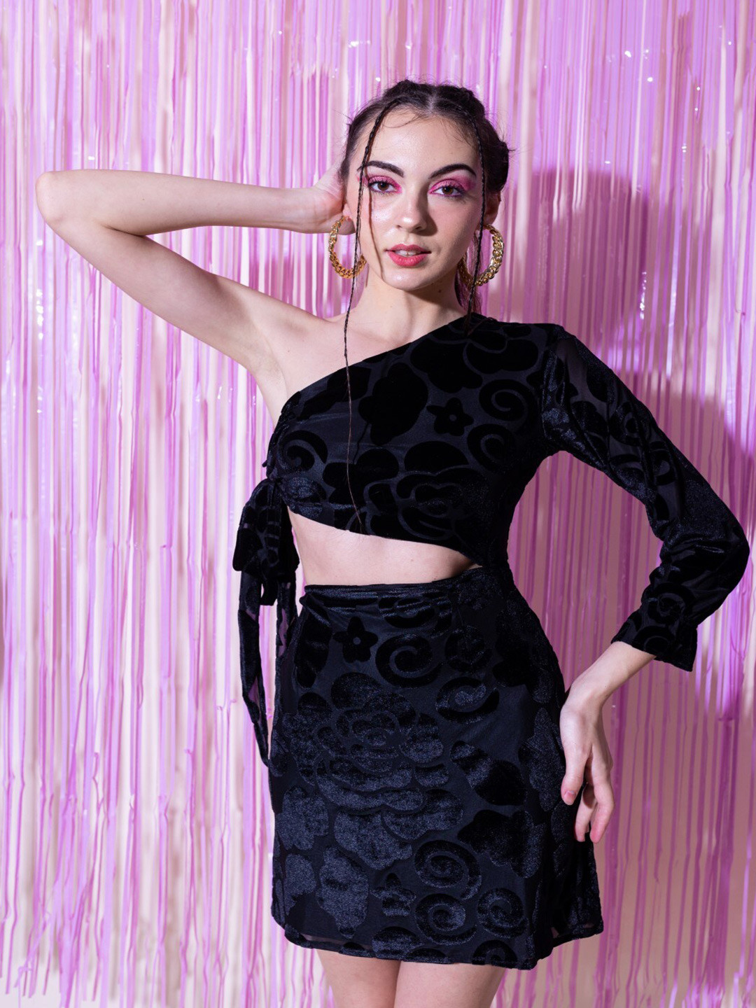 

Stylecast X Hersheinbox Black Self Design One Shoulder Sheath Dress
