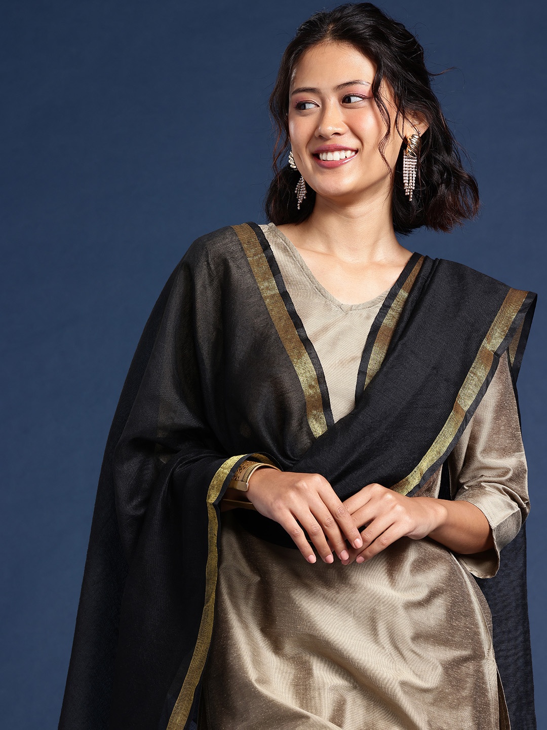 

Taavi Woven Design Handloom Dupatta, Black