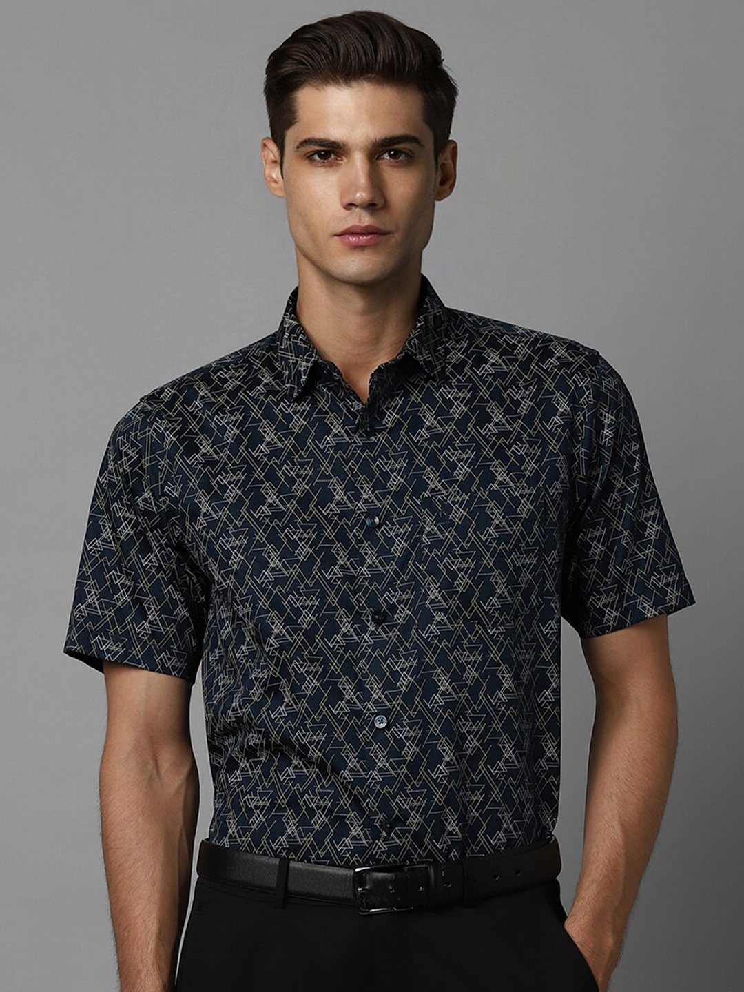 

Allen Solly Slim Fit Floral Printed Spread Collar Half Sleeves Chest Pocket Cotton Shirt, Navy blue