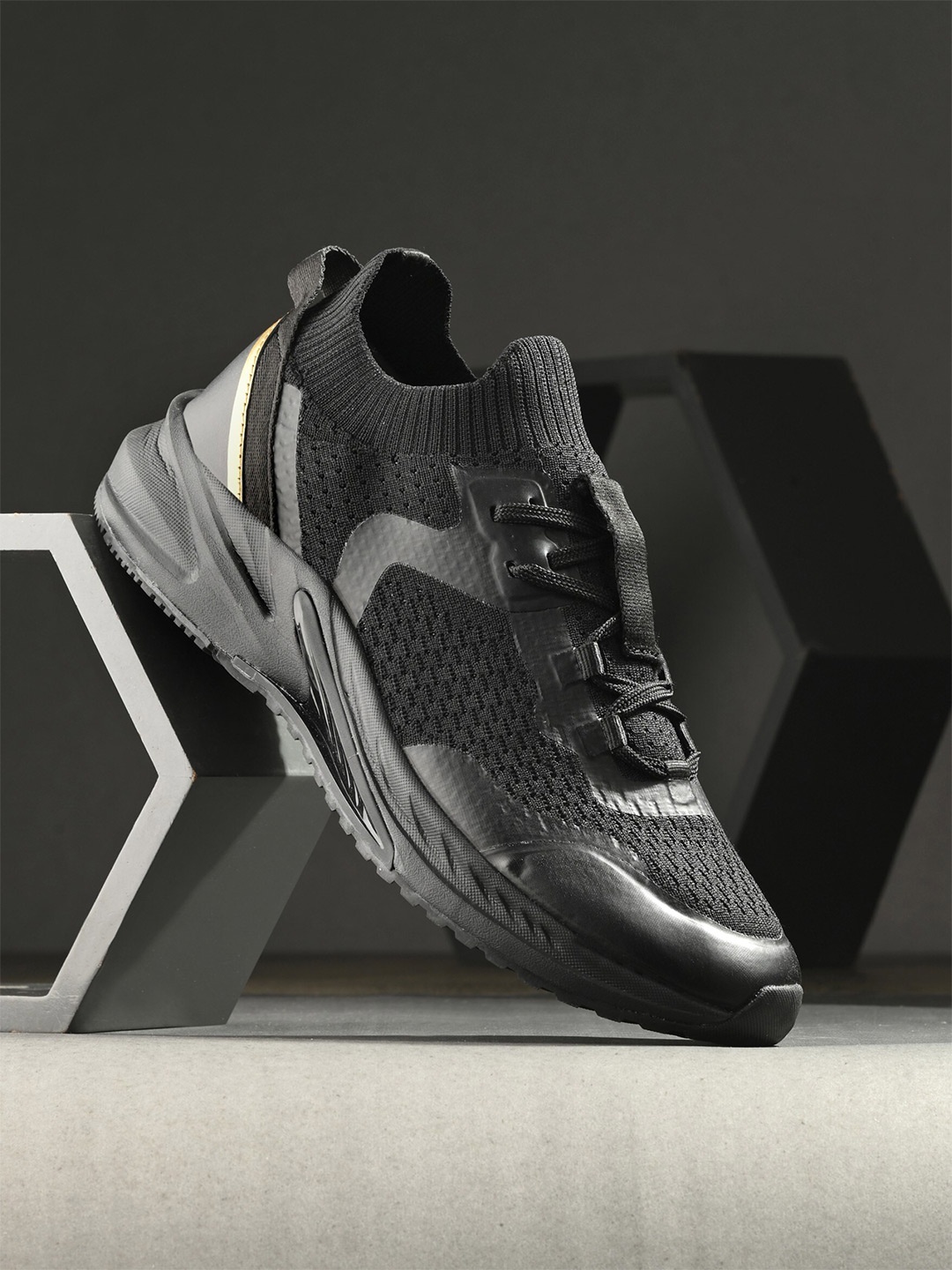 

HRX by Hrithik Roshan Men Black FIGHTER Textured Running Shoes