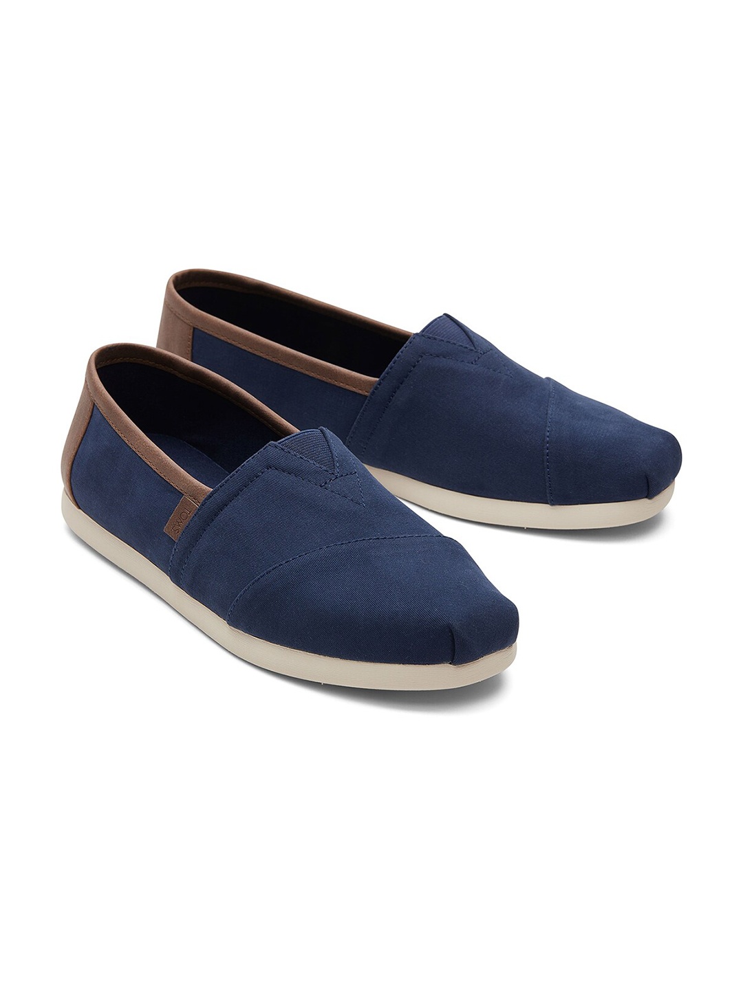 

TOMS Men Comfort Insole Contrast Sole Slip-On Sneakers, Navy blue