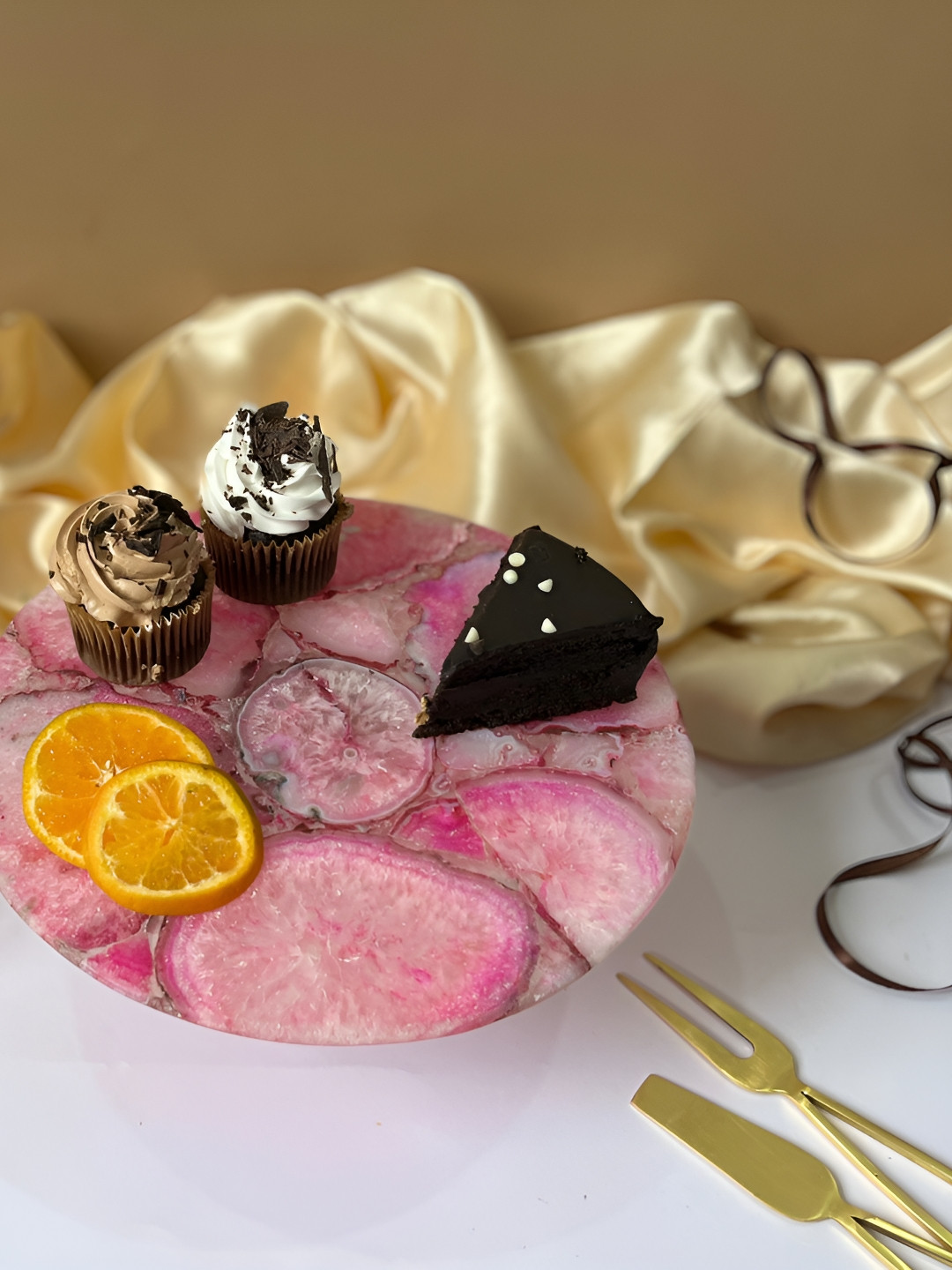 

HOMEARTE Pink Textured Stoneware Cake Stand