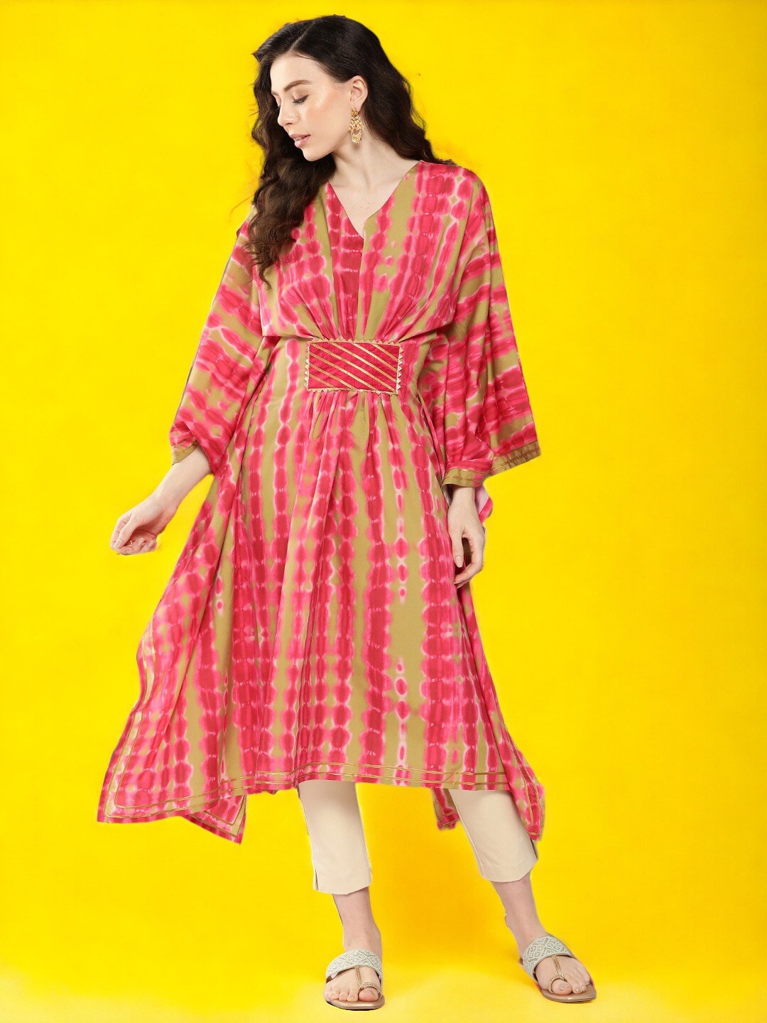 

Ahalyaa Abstract Printed V-Neck Flared Sleeves Gotta Patti Detail Kaftan Kurta, Pink