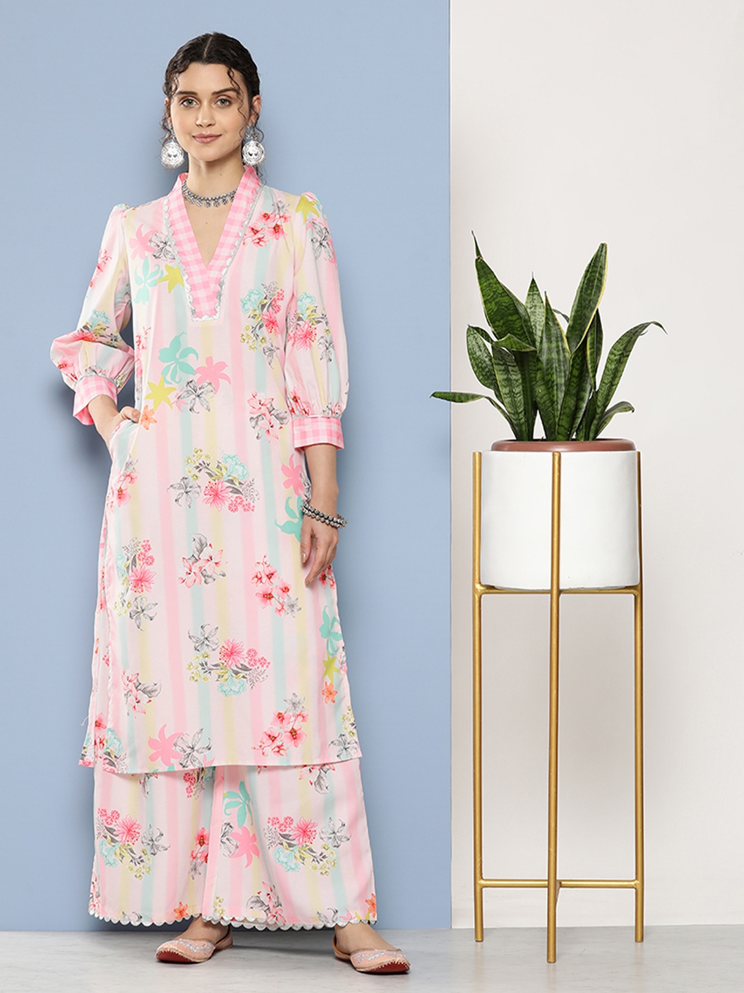 

Ahalyaa Floral Printed Gotta Patti Straight Kurta With Palazzo, Pink