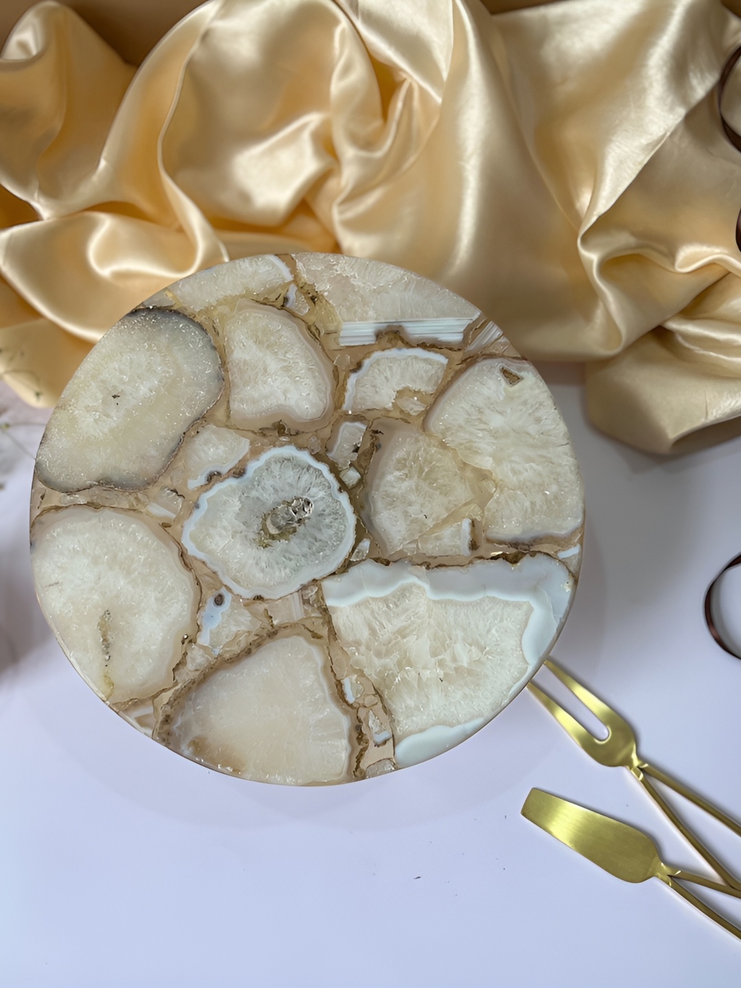 

HOMEARTE White Textured Stoneware Cake Stand