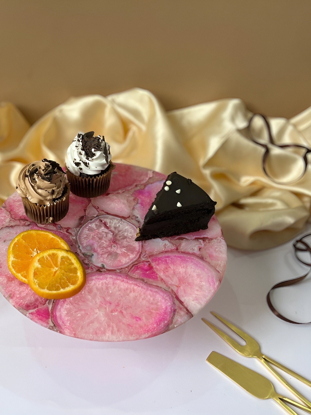 

HOMEARTE Pink Textured Stoneware Cake Stand