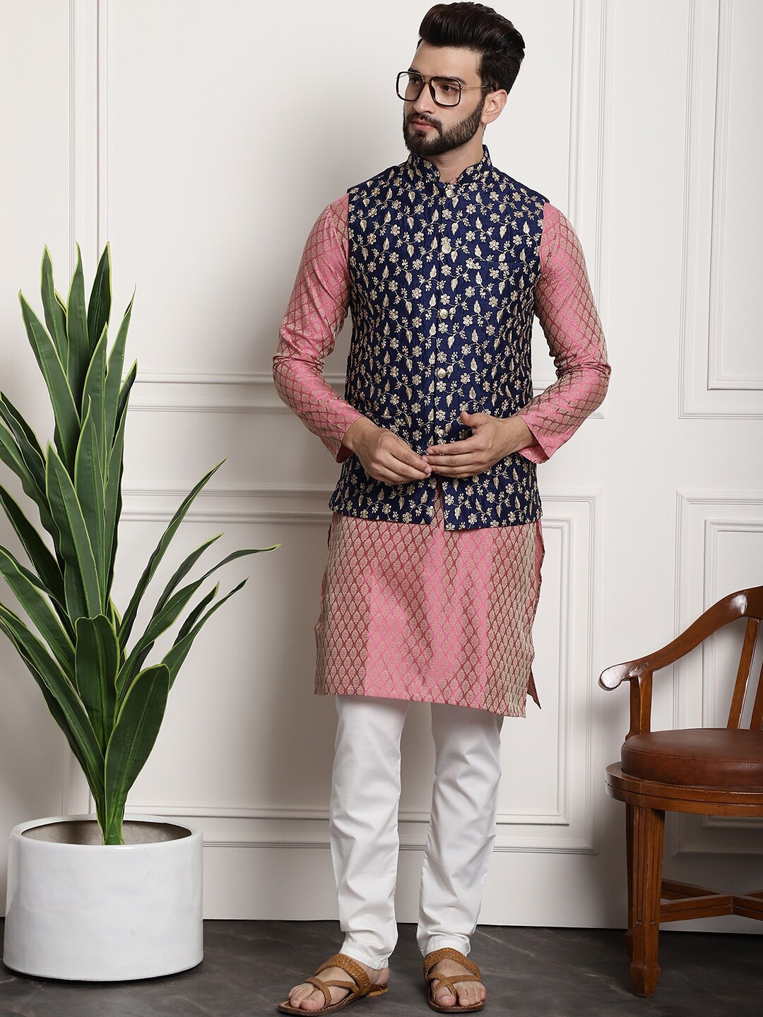 

SOJANYA Ethnic Motifs Woven Design Kurta With Pyjama & Nehru Jacket, Pink