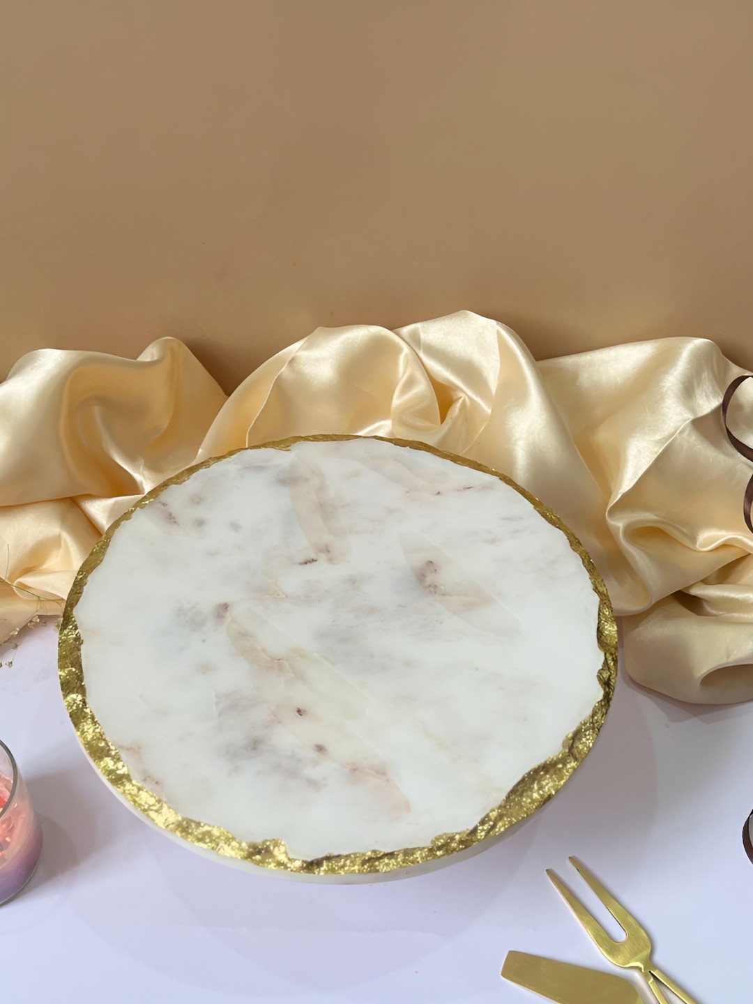 

HOMEARTE White & Gold Textured Stoneware Cake Stand