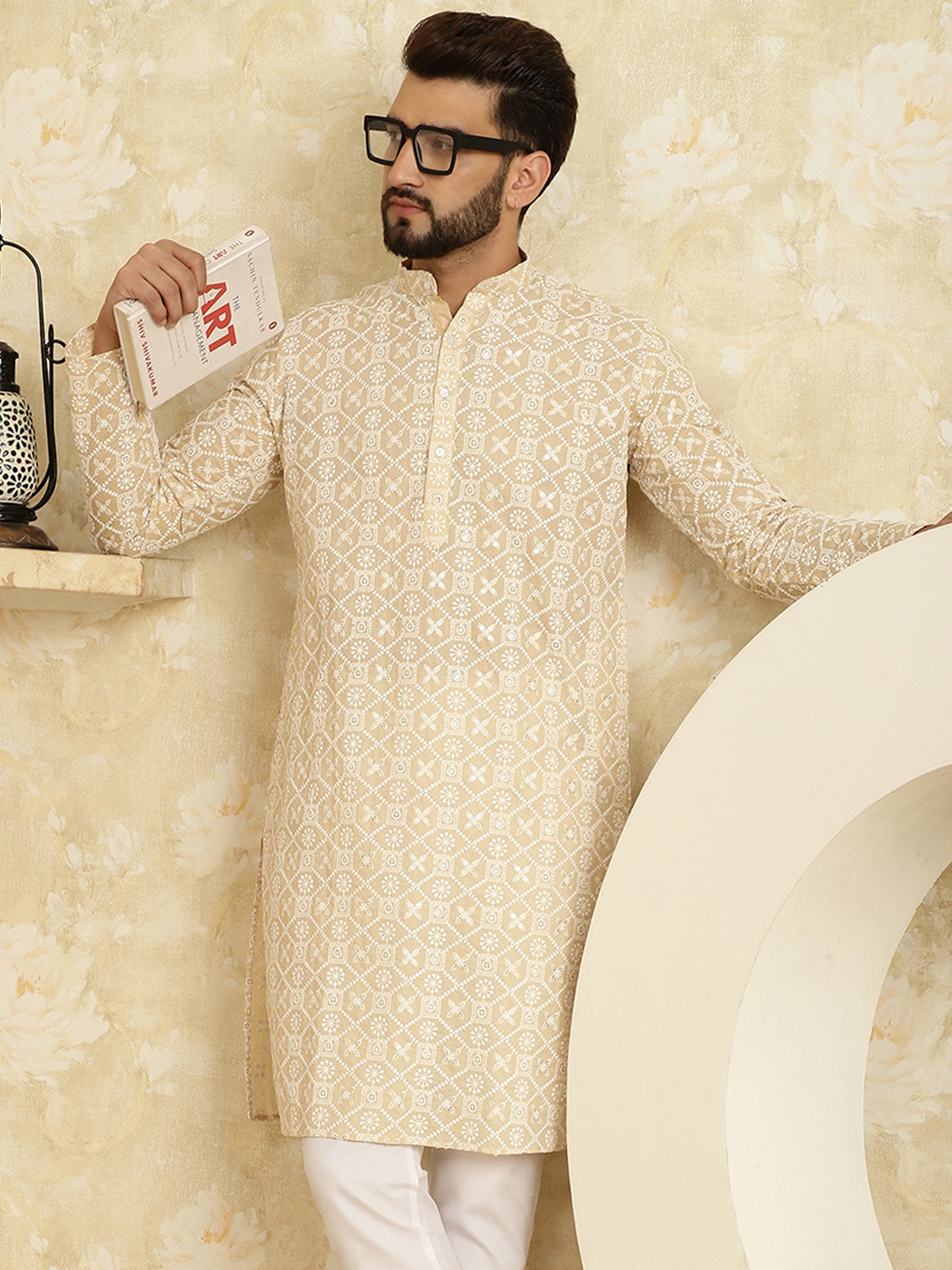 

SOJANYA Men Beige Floral Embroidered Mirror Work Kurta