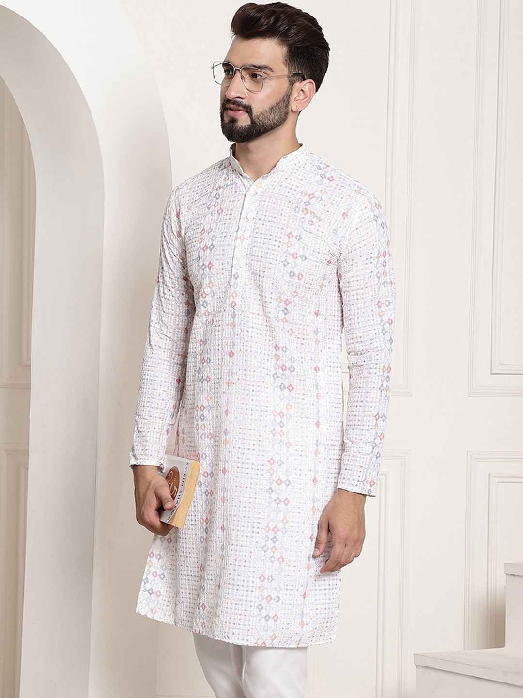 

SOJANYA Men White Geometric Printed Thread Work Kurta