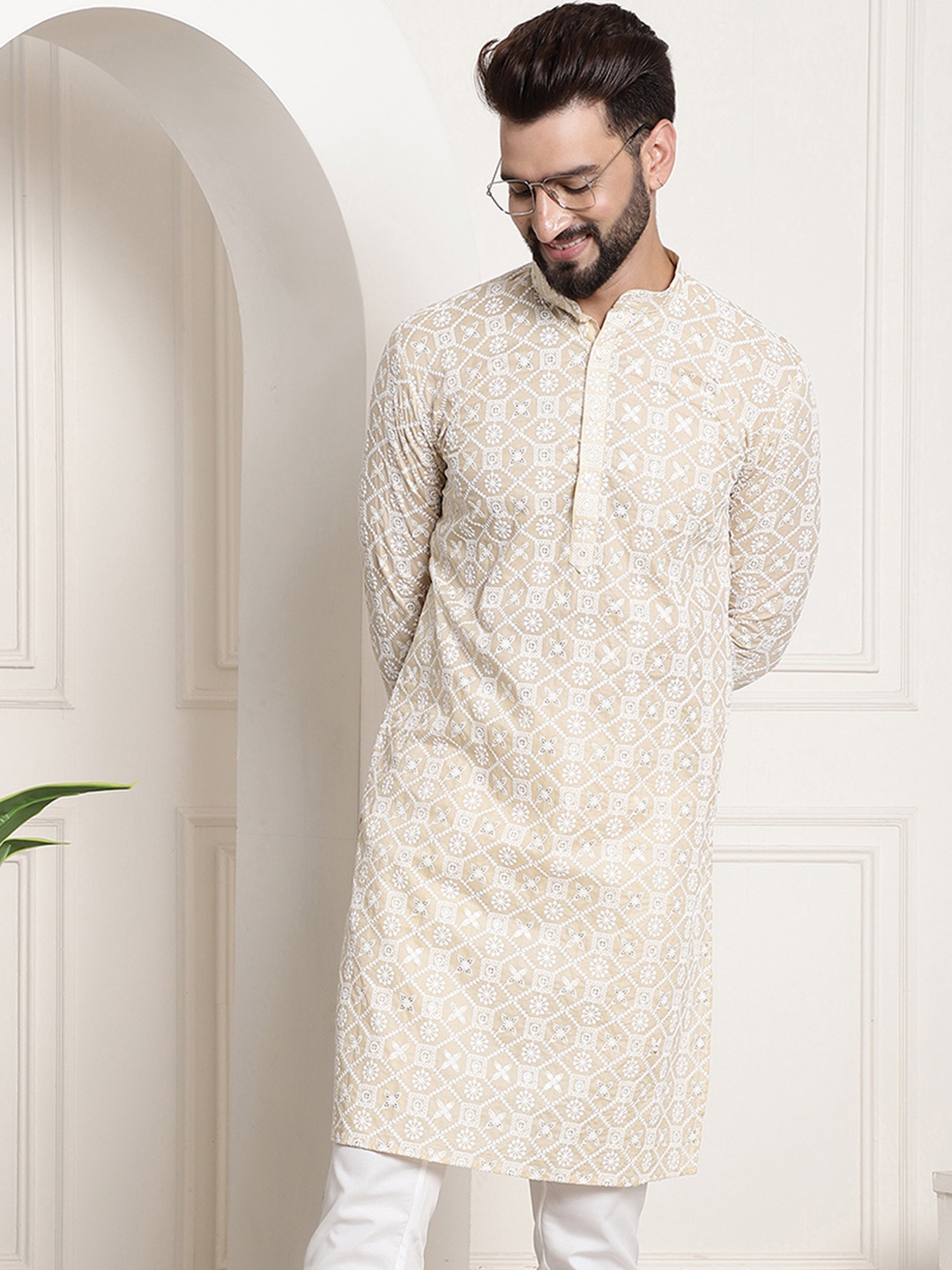 

SOJANYA Men Beige Floral Mirror Work Kurta