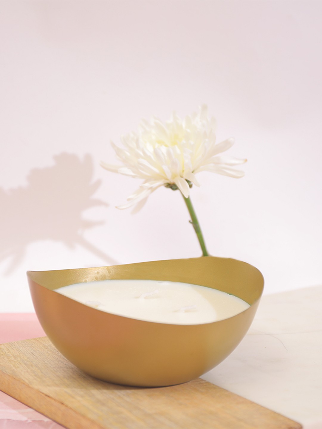 

ROSEMOORe White Oud Scented Matte Gold Candle