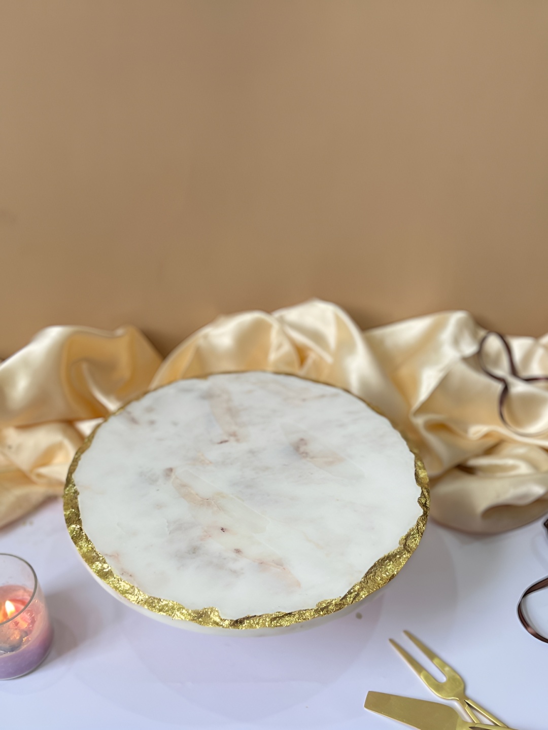 

HOMEARTE White Textured Stoneware Cake Stand