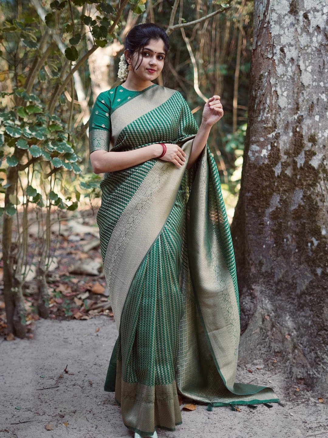 

Glorisa Ethnic Motifs Woven Design Zari Kanjeevaram Saree, Green
