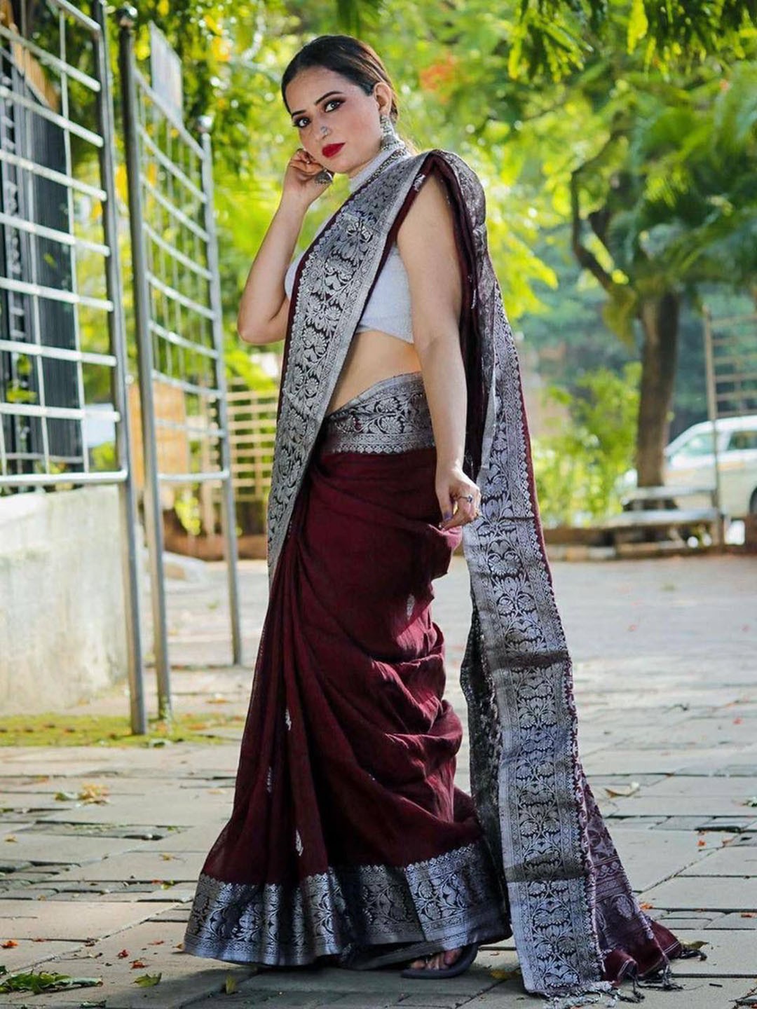 

Glorisa Ethnic Motifs Woven Design Zari Kanjeevaram Saree, Maroon