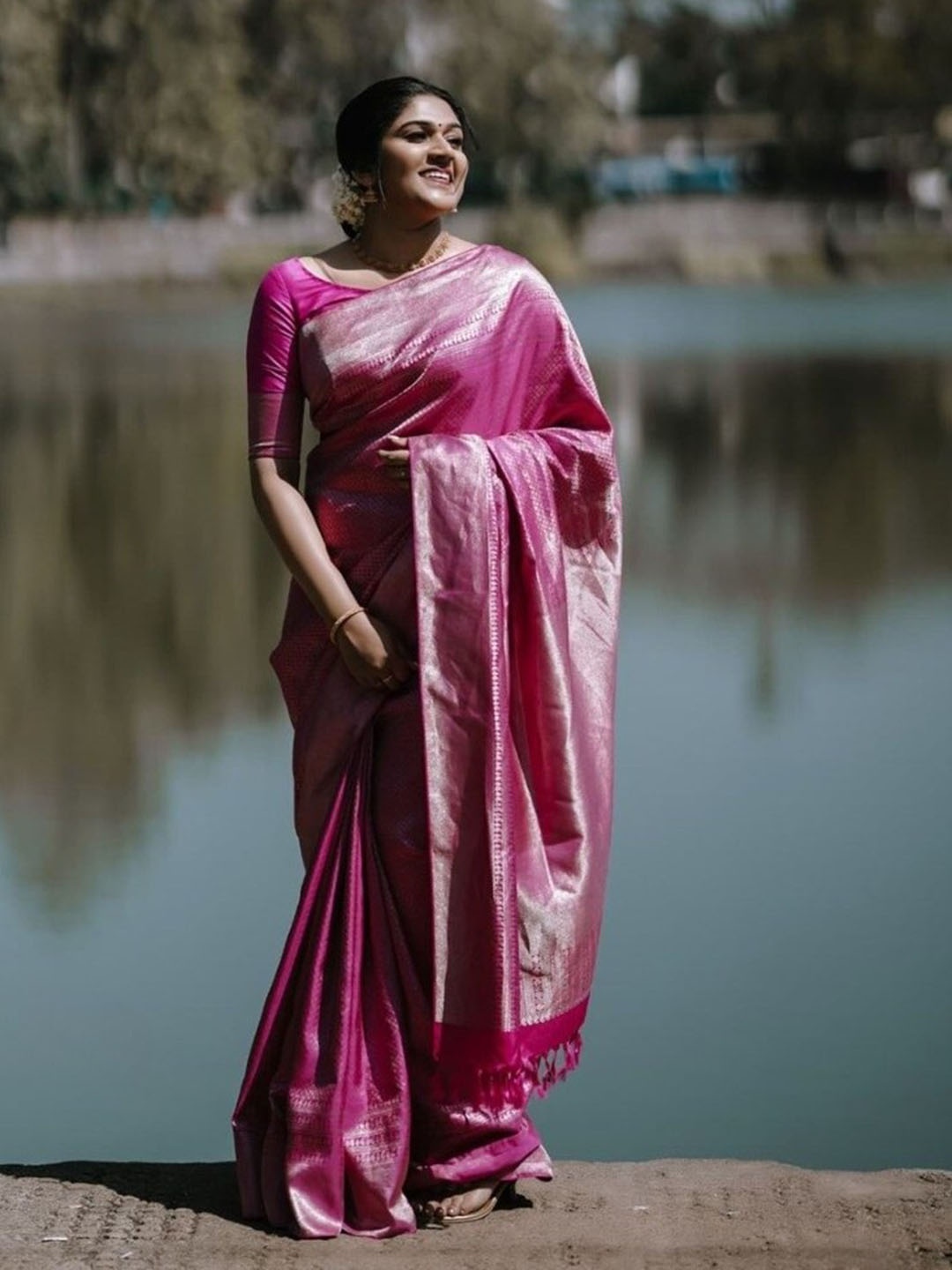

Glorisa Floral Woven Design Zari Banarasi Saree, Pink