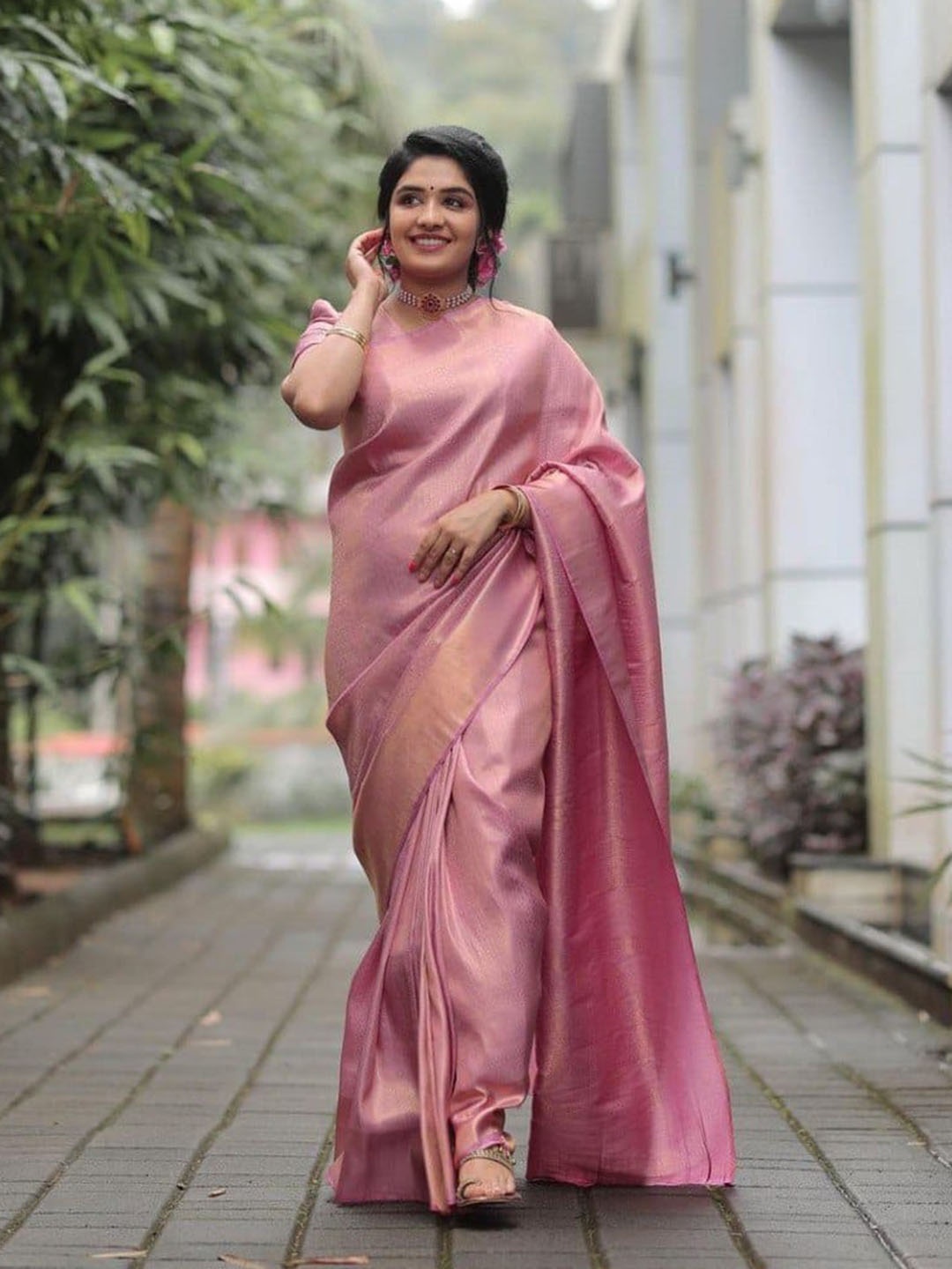 

Glorisa Ethnic Motifs Woven Design Zari Kanjeevaram Saree, Pink