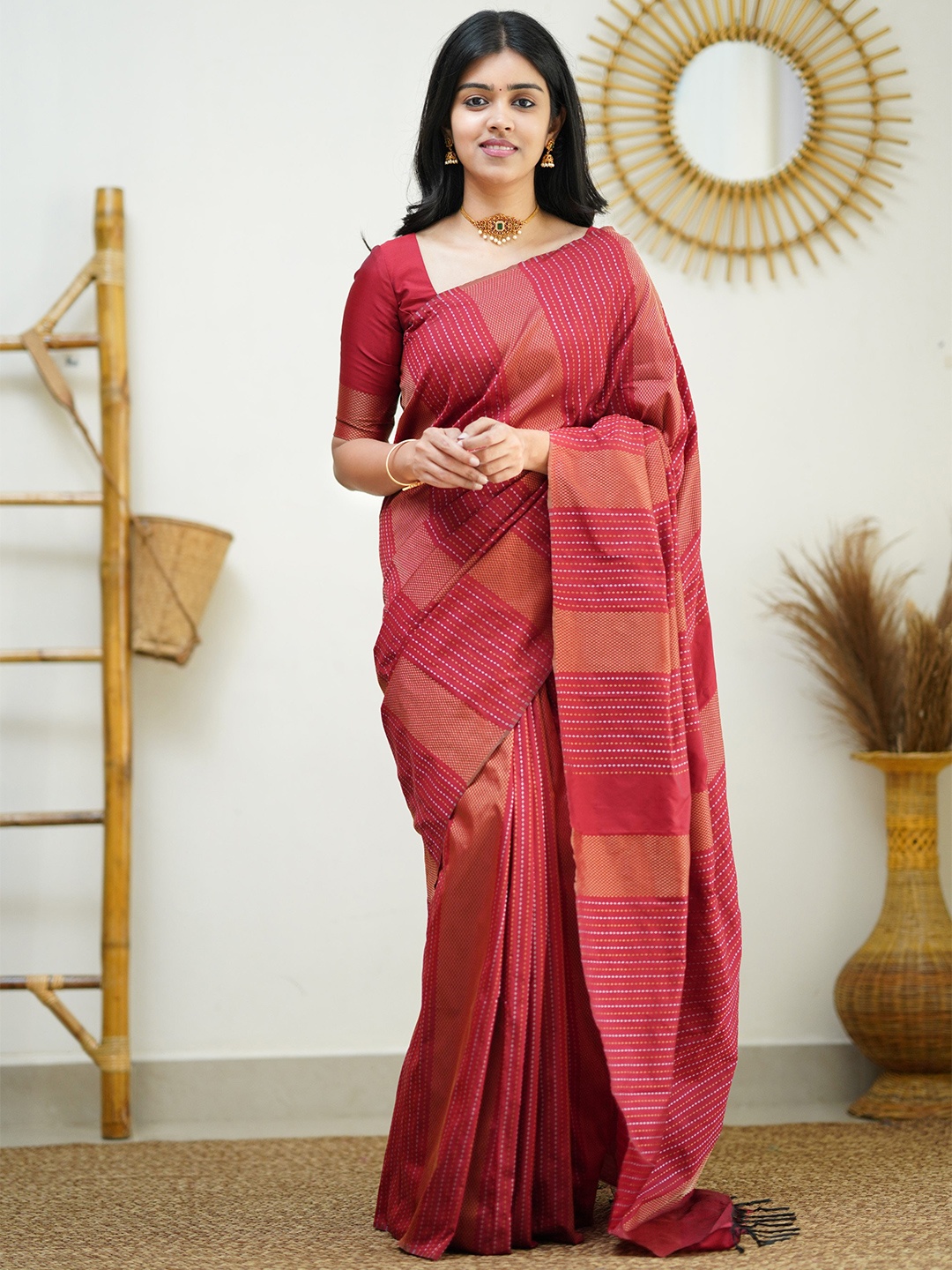 

Glorisa Geometric Woven Design Zari Silk Banarasi Saree, Red