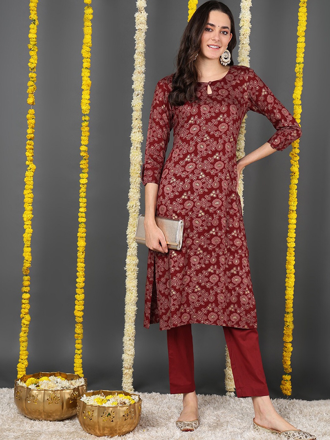 

AHIKA Floral Printed Keyhole Neck Straight Kurta, Maroon