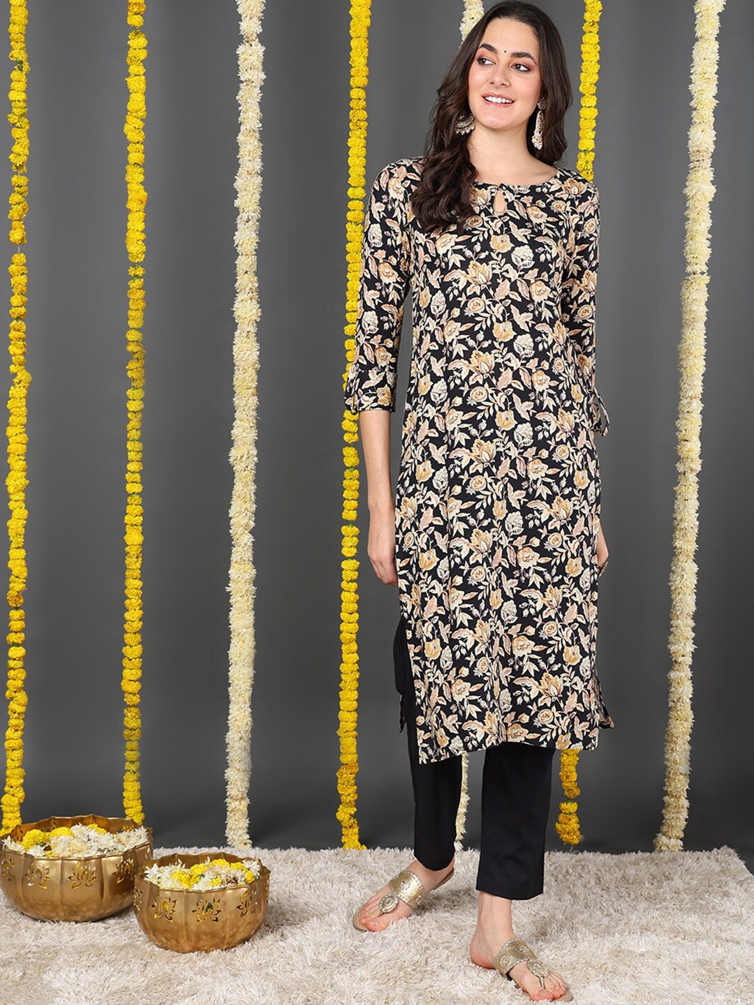

AHIKA Floral Printed Keyhole Neck Straight Kurta, Black