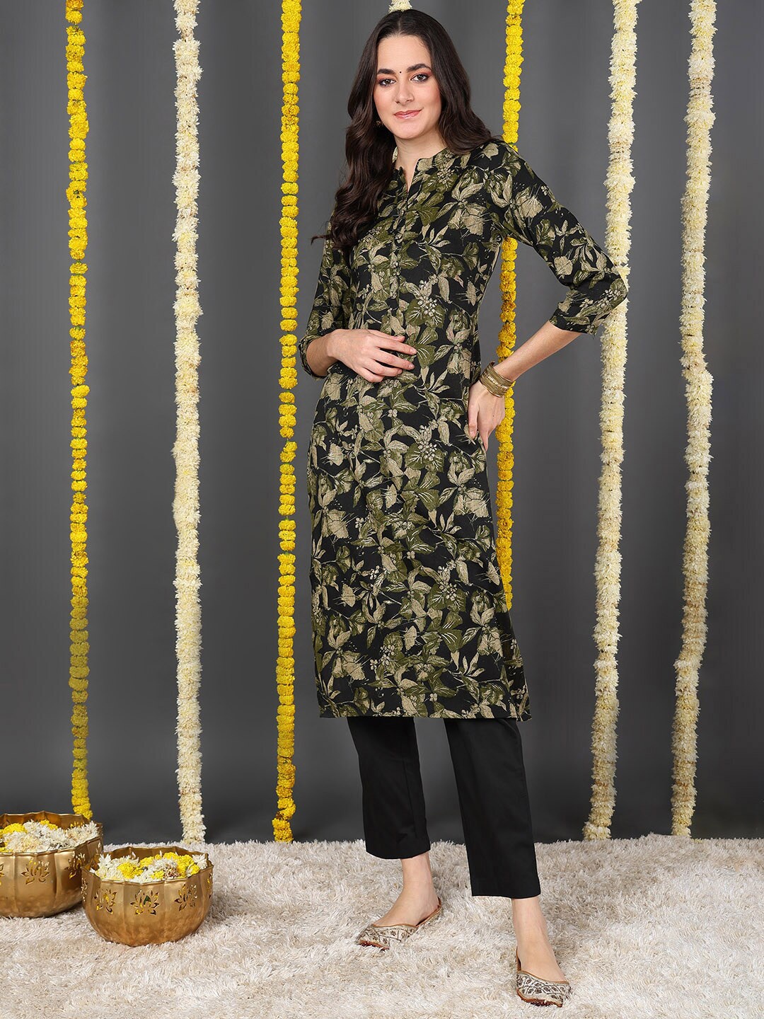 

AHIKA Floral Printed Mandarin Collar Straight Kurta, Green
